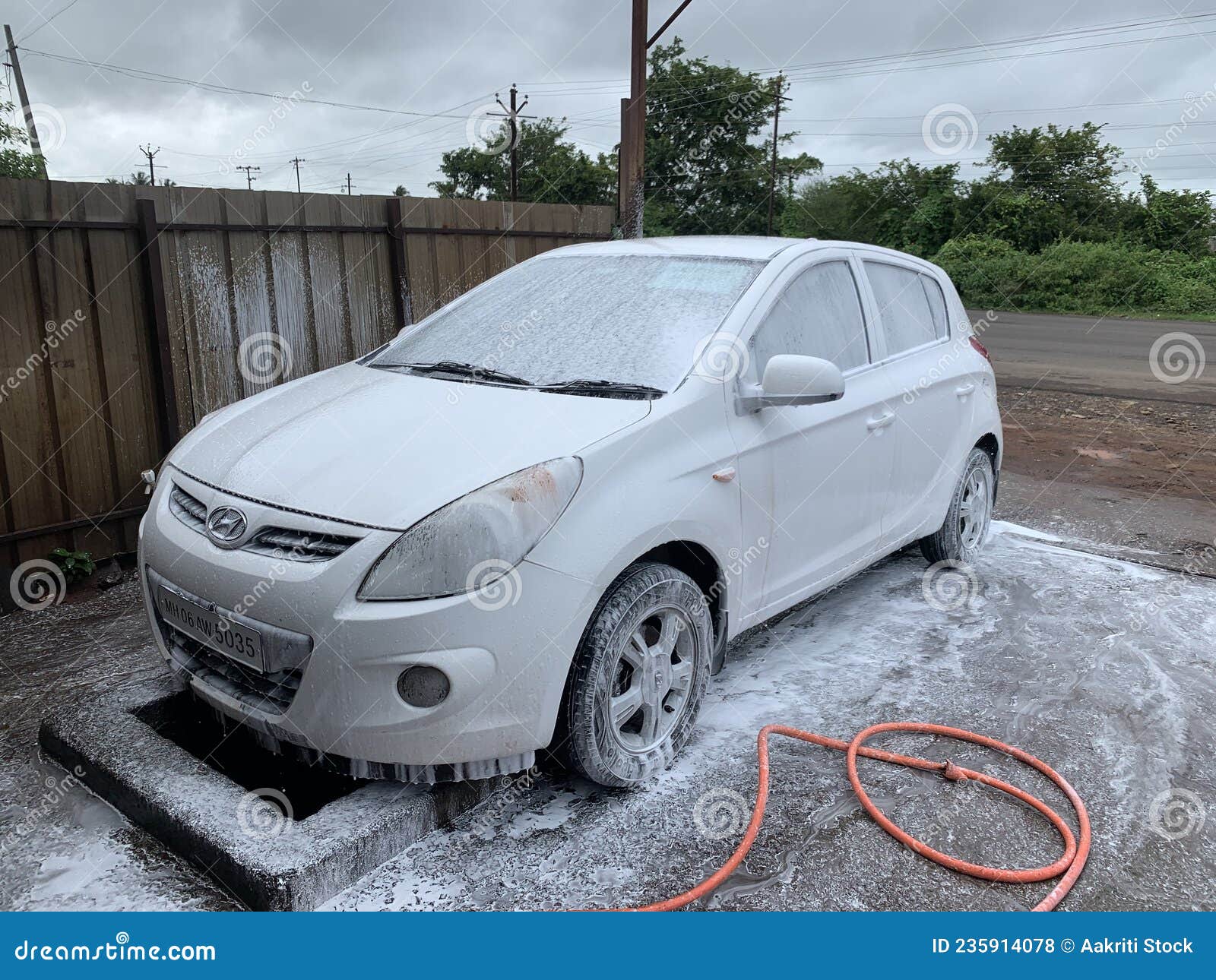 Concepto De Lavado De Coches. Coche En Espuma. Coche Lavándose Con