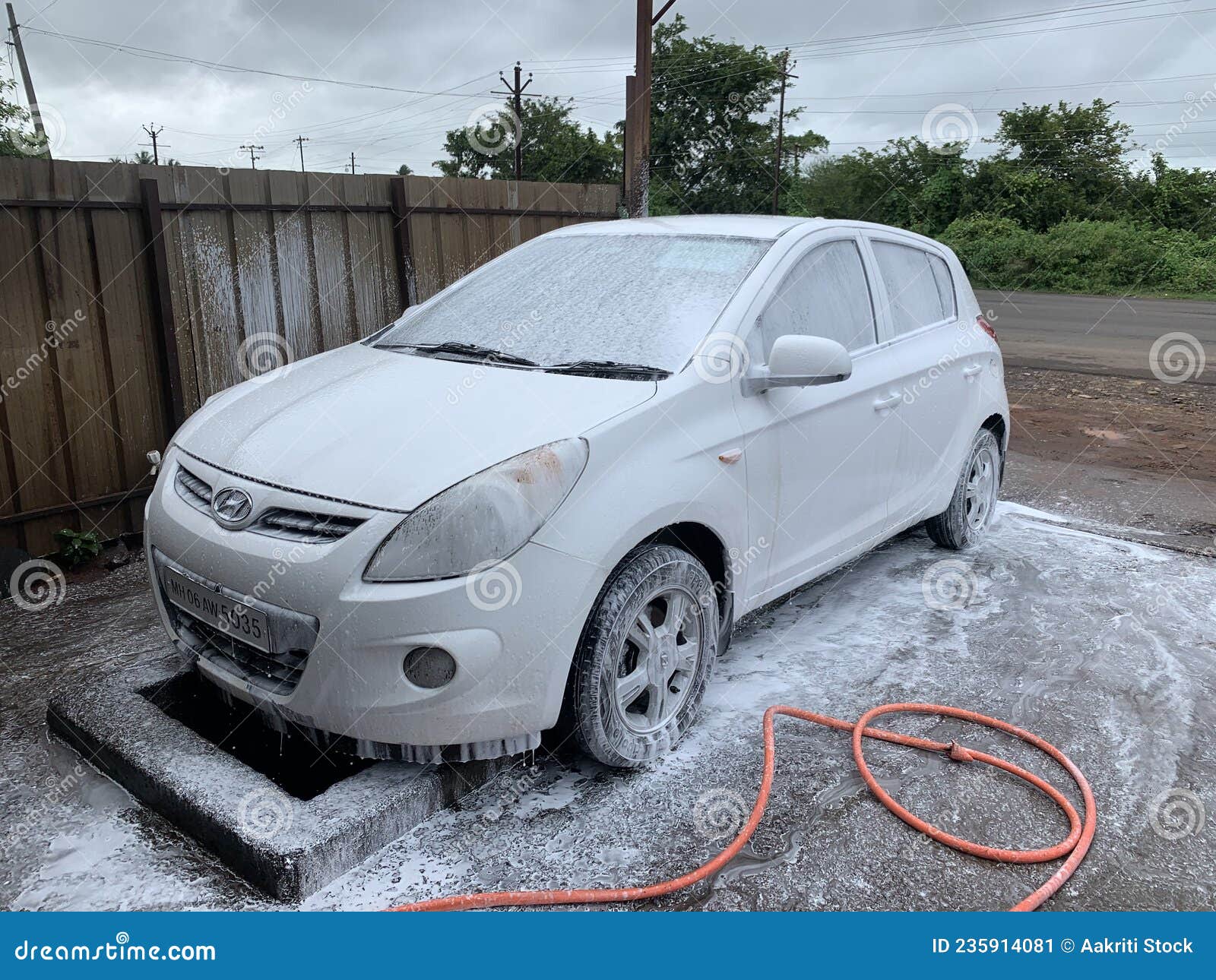 Concepto De Lavado De Coches. Coche En Espuma. Coche Lavándose Con