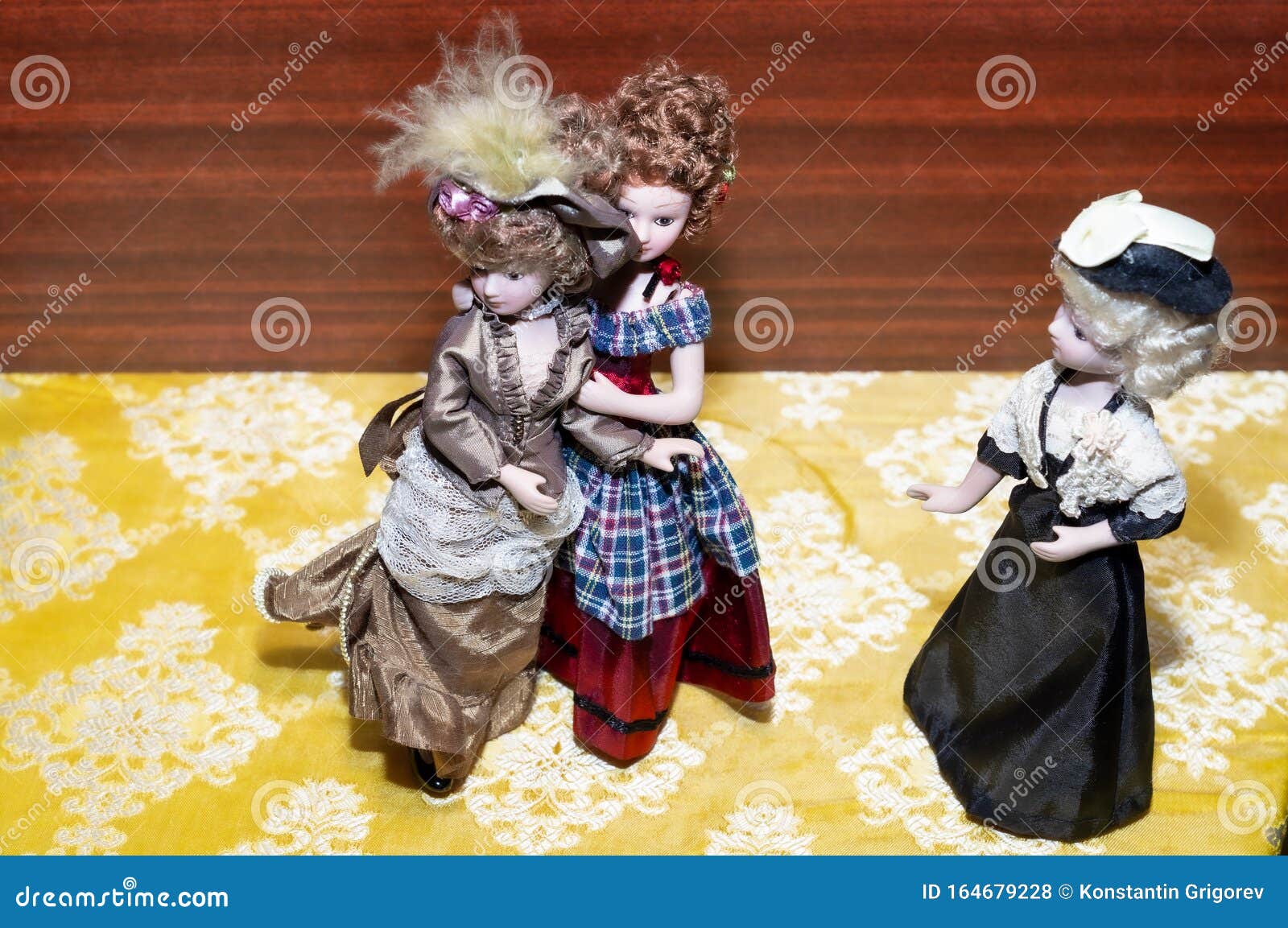 Concepto De Lesbianas LGBT Antiguas Retrato De Porcelana De Cerámica Hecha A Mano Abrazando Muñecas Vintage En Vestidos Y Sombrer Foto de archivo - Imagen de antiguas, lesbianas: 164679228