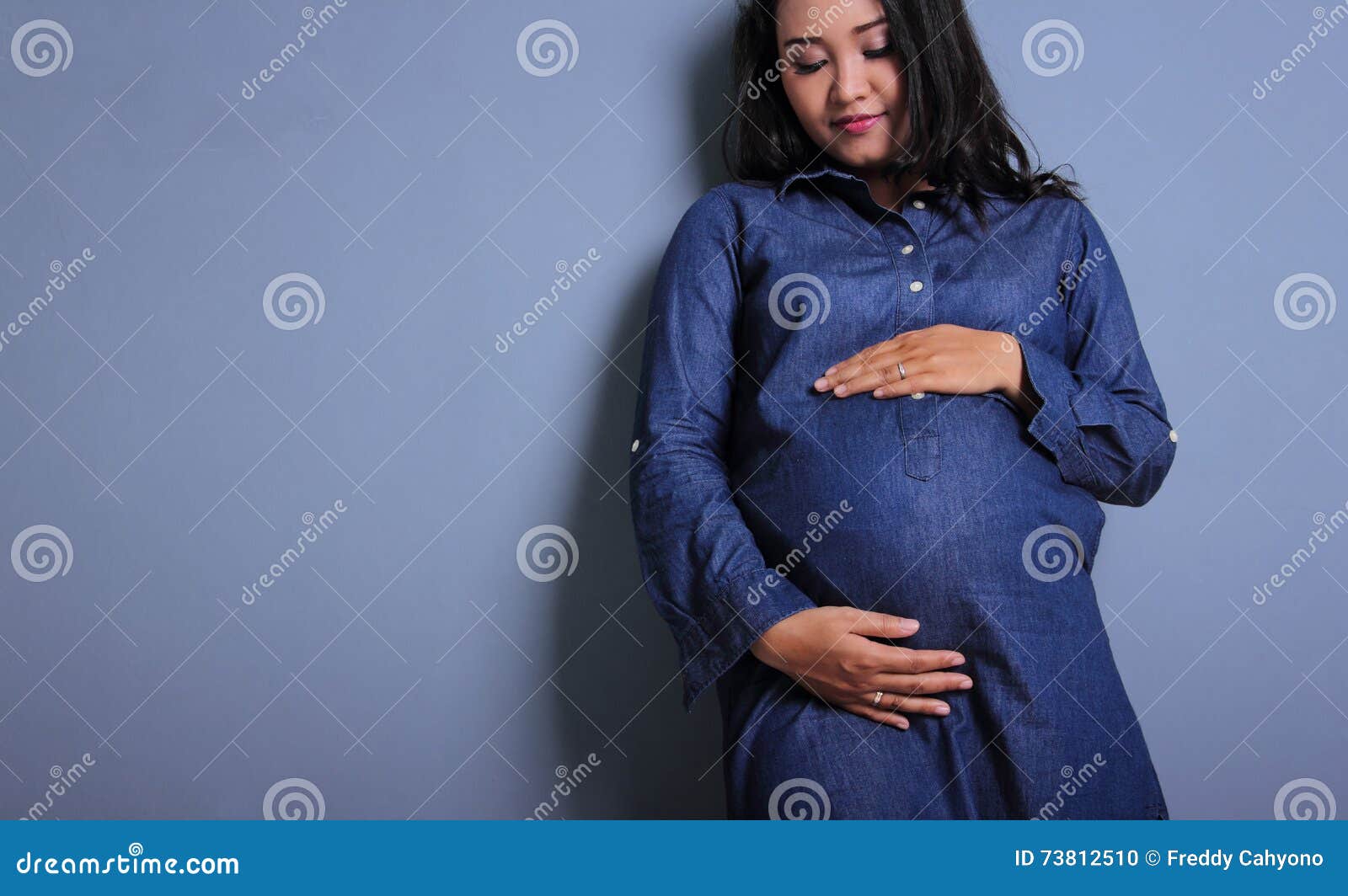 Concepto De Maternidad Fondo La En Azul Foto de archivo - Imagen de vientre, tenencia: