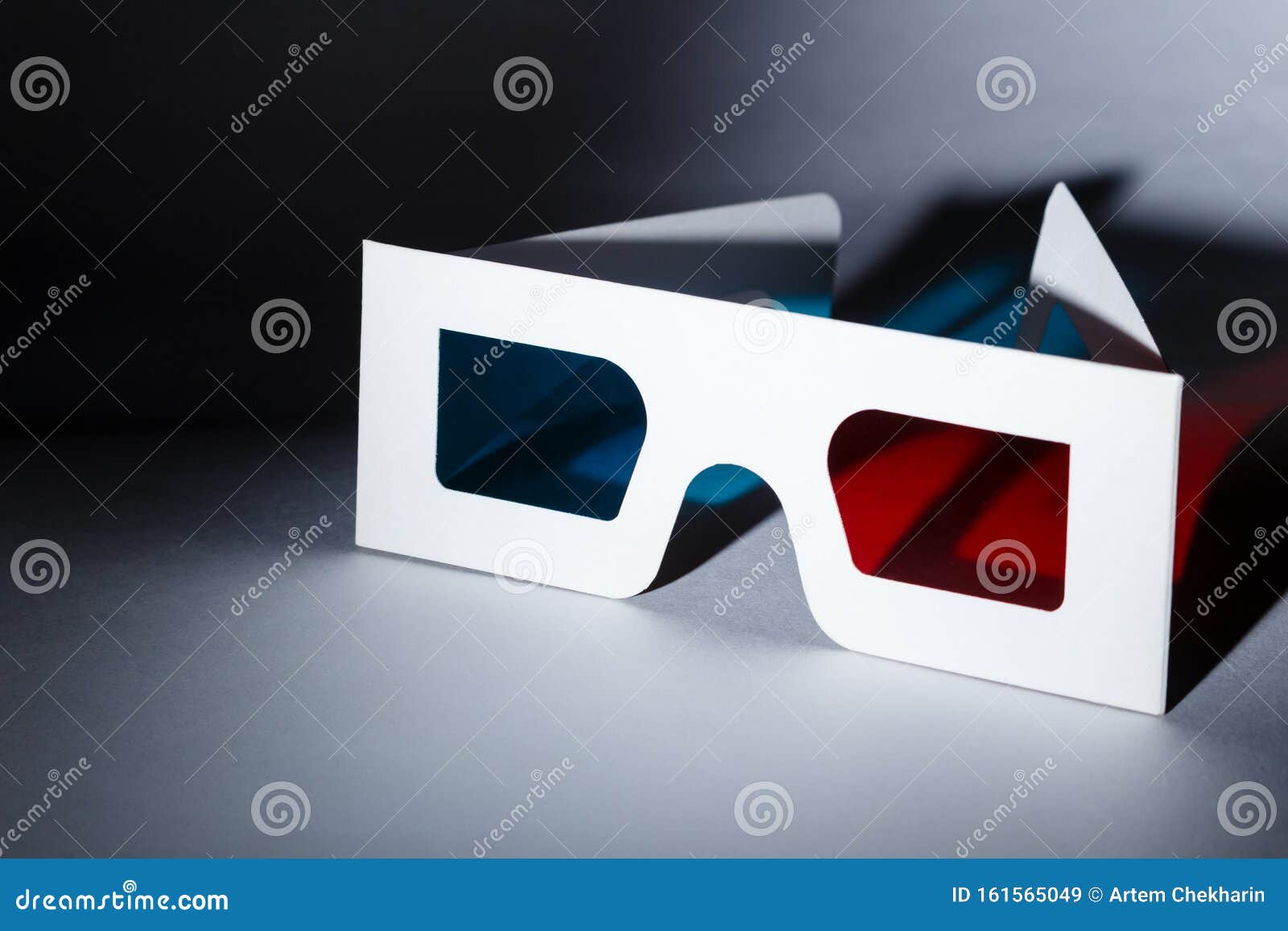 puramente Ocupar arrepentirse Concepto De Película En El Cine Gafas 3D Con Lentes Rojas Y Azules Con  Sombra Suave Sobre Fondo Blanco Imagen de archivo - Imagen de observar,  papel: 161565049