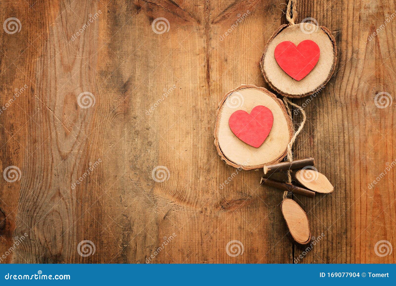 Corazones de madera sobre un fondo de madera. día de san valentín.