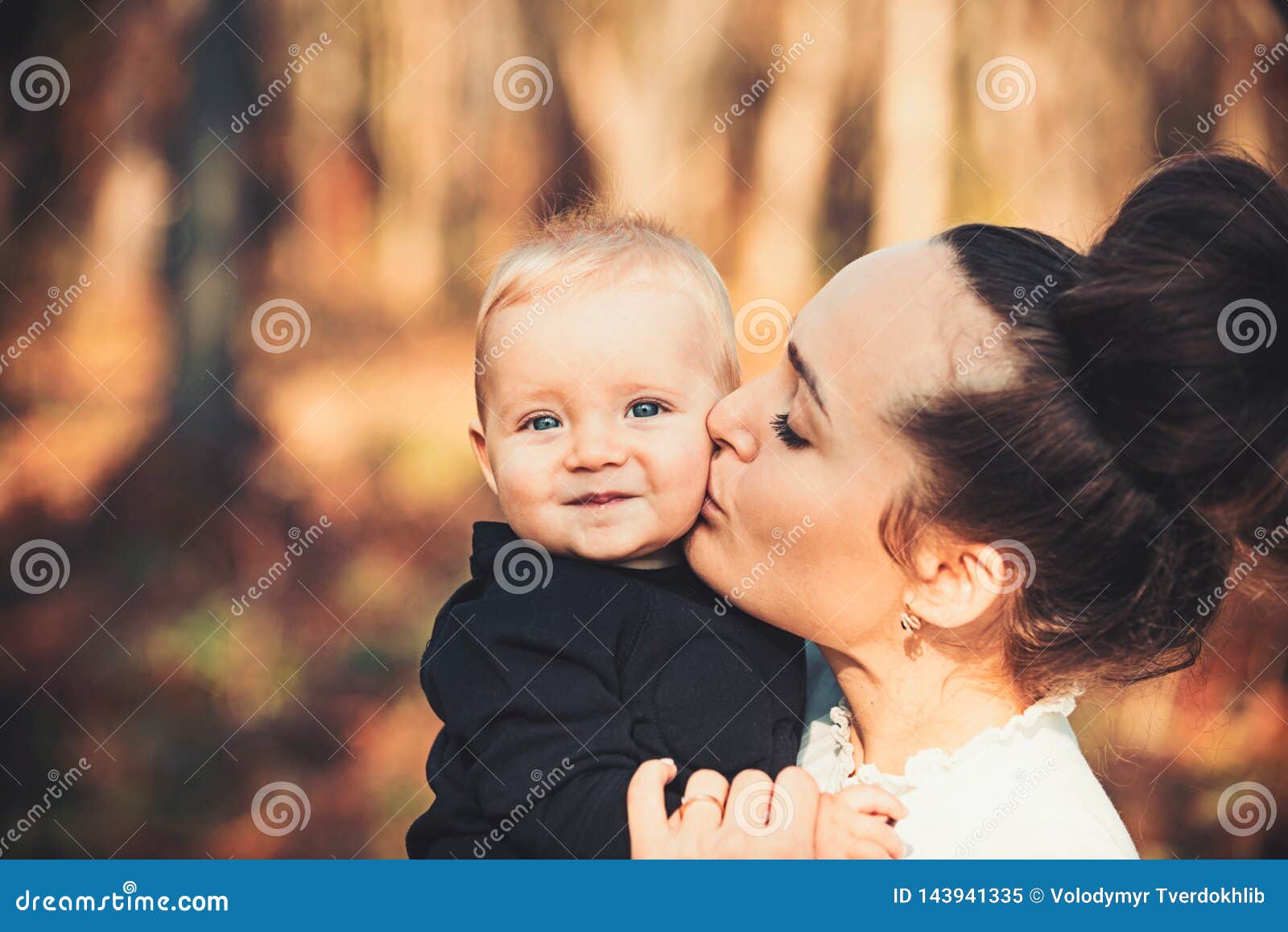 Concepto Del Día De Madres Hijo Del Beso De La Madre Pequeño Con Amor Niño  Del Abrazo De La Mujer Mamá Y Bebé Al Aire Libre La Fa Imagen de archivo -