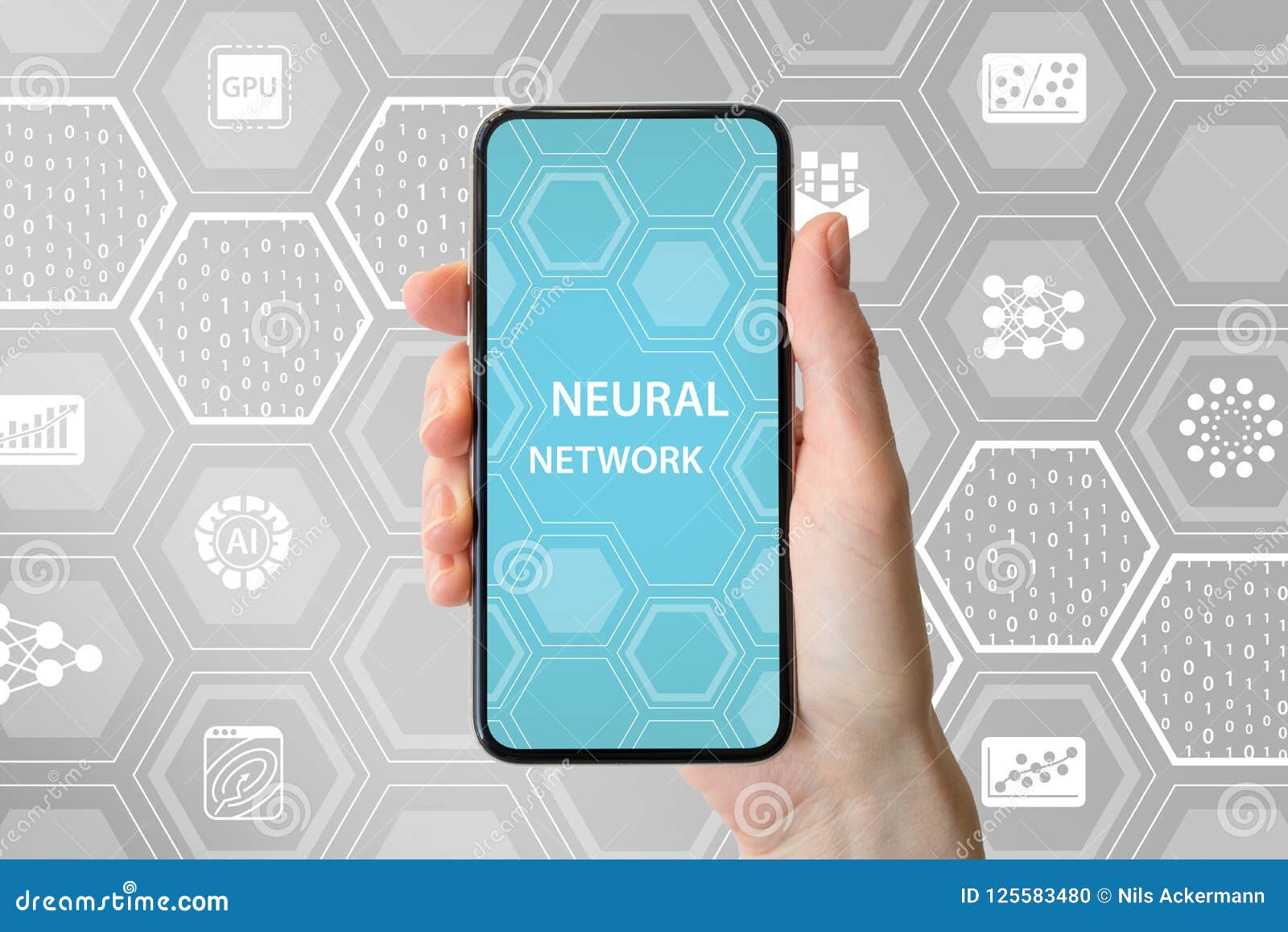 Concepto profundo de la red neuronal Dé sostener el bisel moderno teléfono elegante libre delante del fondo neutral con los iconos