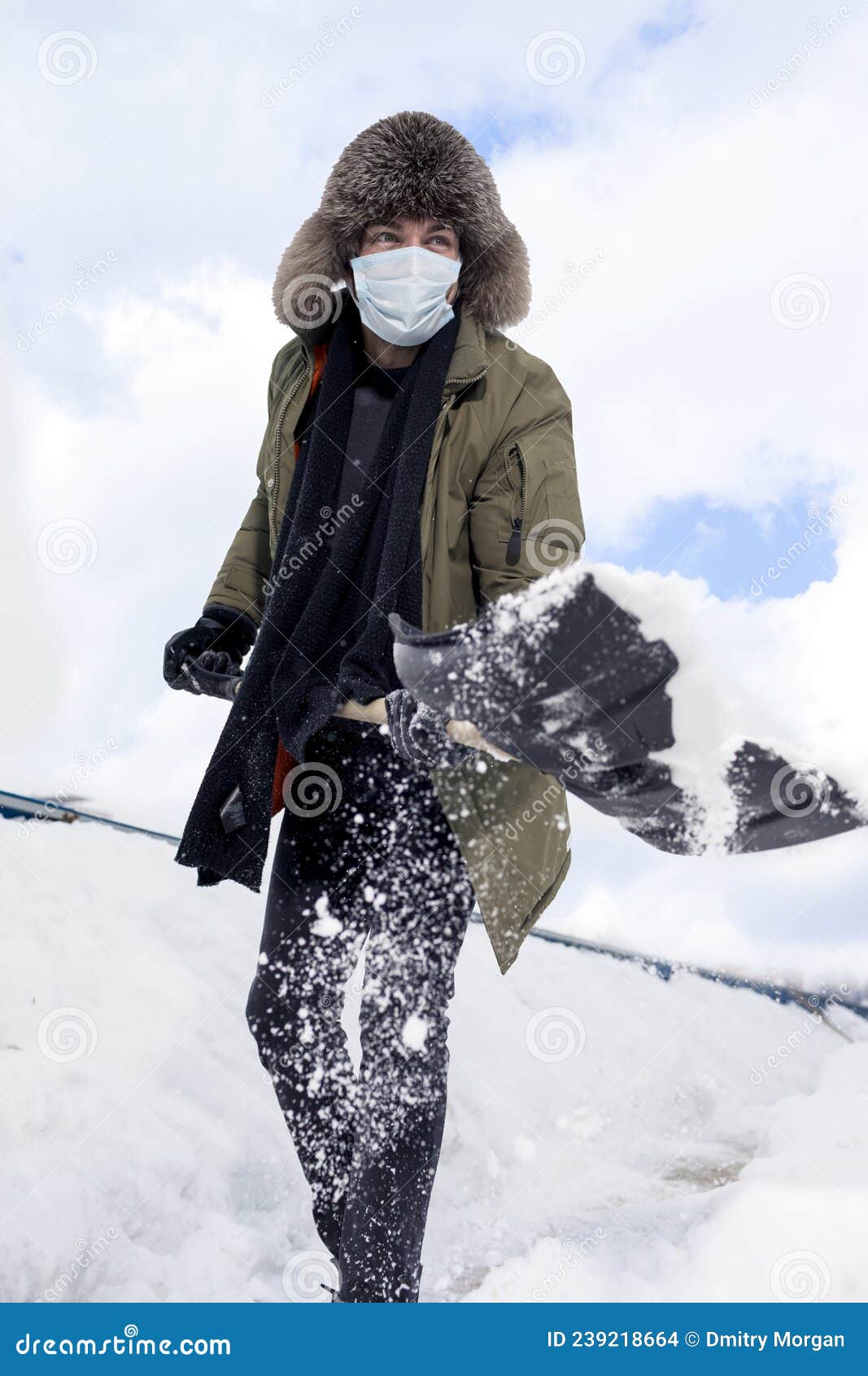 Concepts D'hiver. Travail Holic Caucasien Beau Homme En Masque Facial  Protecteur Jetant De La Neige Avec Pelle Cassée En Ville Photo stock -  Image du gens, blizzard: 239218664