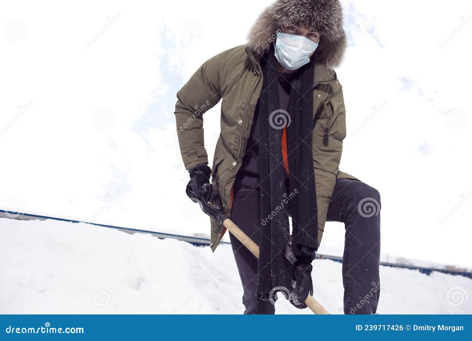 Concepts D'hiver. Travail Holic Caucasien Beau Homme En Masque Facial  Protecteur Jetant De La Neige Avec Pelle Cassée En Ville Photo stock -  Image du gens, blizzard: 239218664