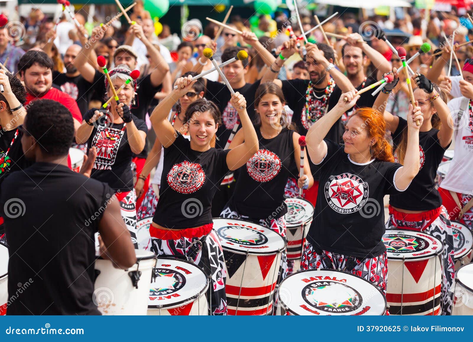 Concert of Batala drummers editorial image. Image of brasil - 37920625