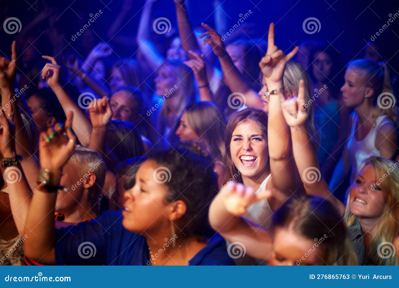 Amigos dançando no clube ou discoteca