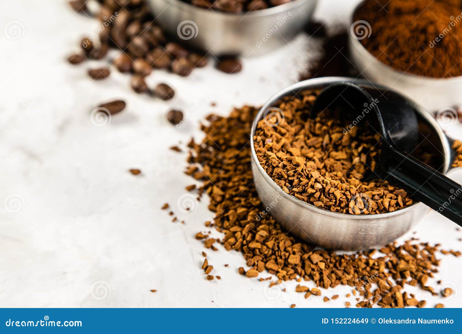 Concetto del caffè - fagioli, terra, istante, capsule, fondo di marmo. Concetto del caffè - i fagioli, terra, istantanea, incapsula la vista superiore del fondo di marmo