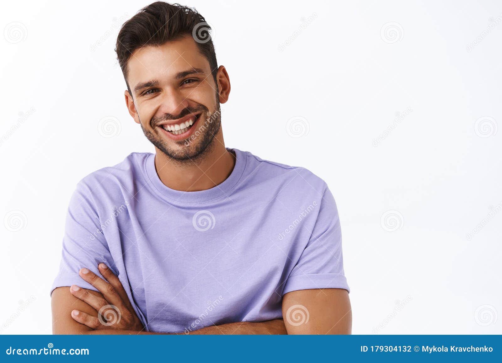 Concetto Di Generazione Umana E Di Benessere. Fidanzato Affascinante Di  Bell'aspetto Con Una Maglietta Viola E Barba Sorridente Fotografia Stock -  Immagine di barba, felice: 179304132