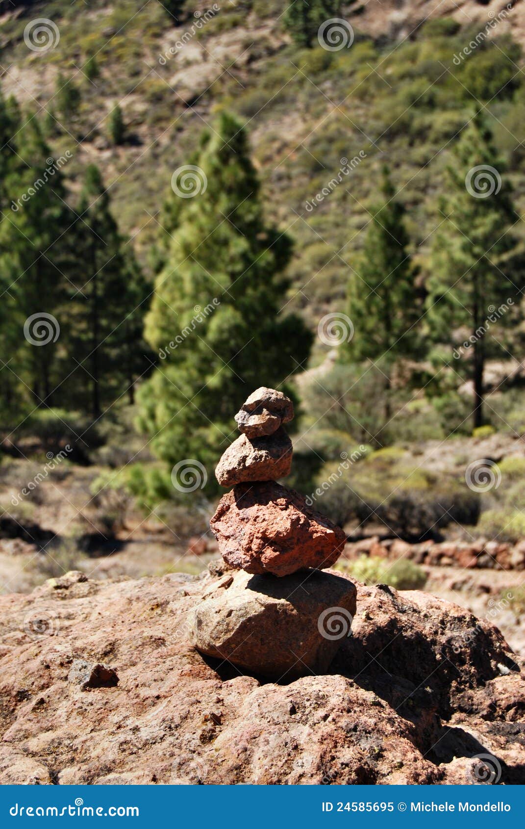 Una pila di pietre nelle montagne. Concetto di zen.
