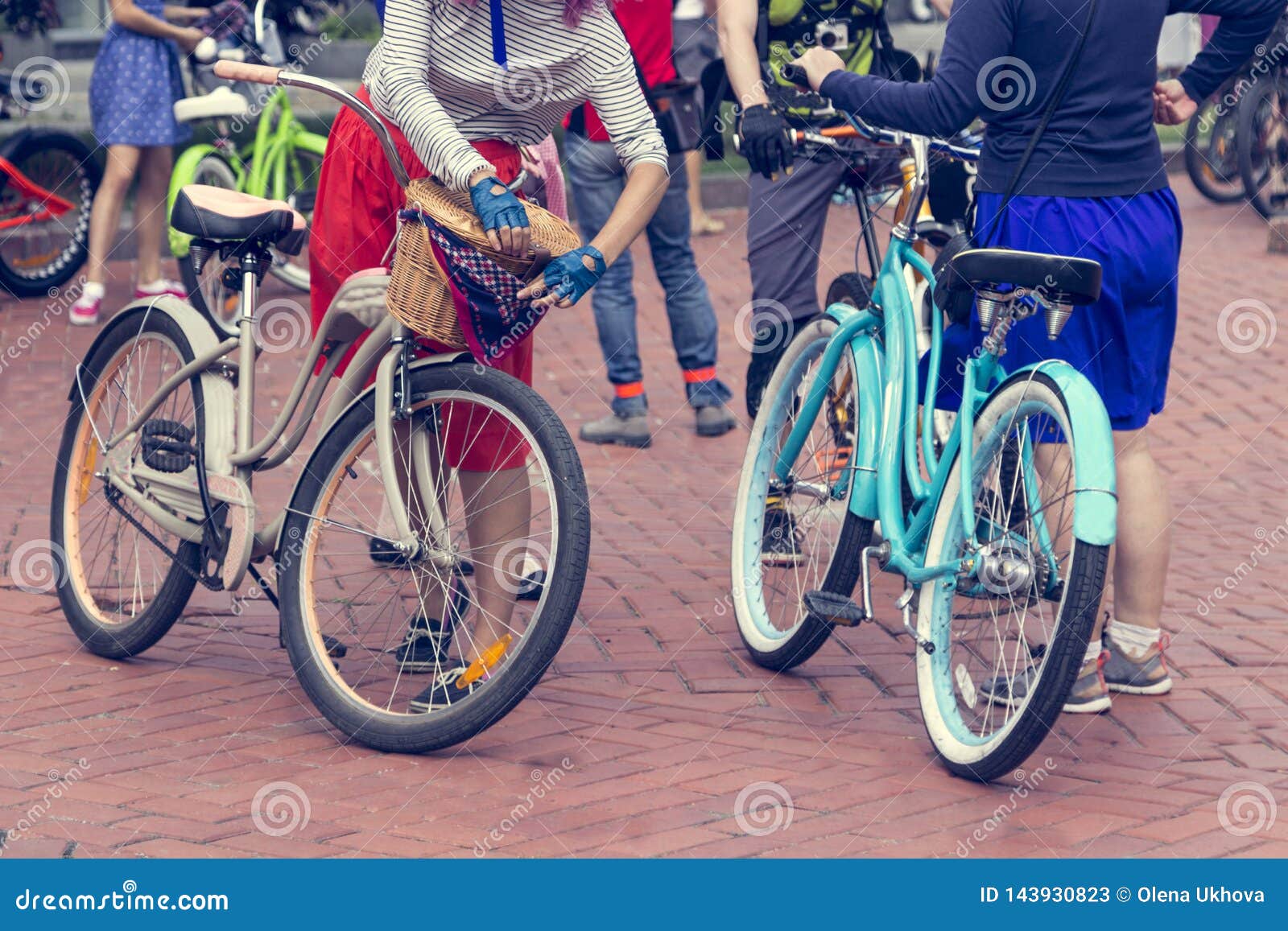 bicicletta citta ragazza marce