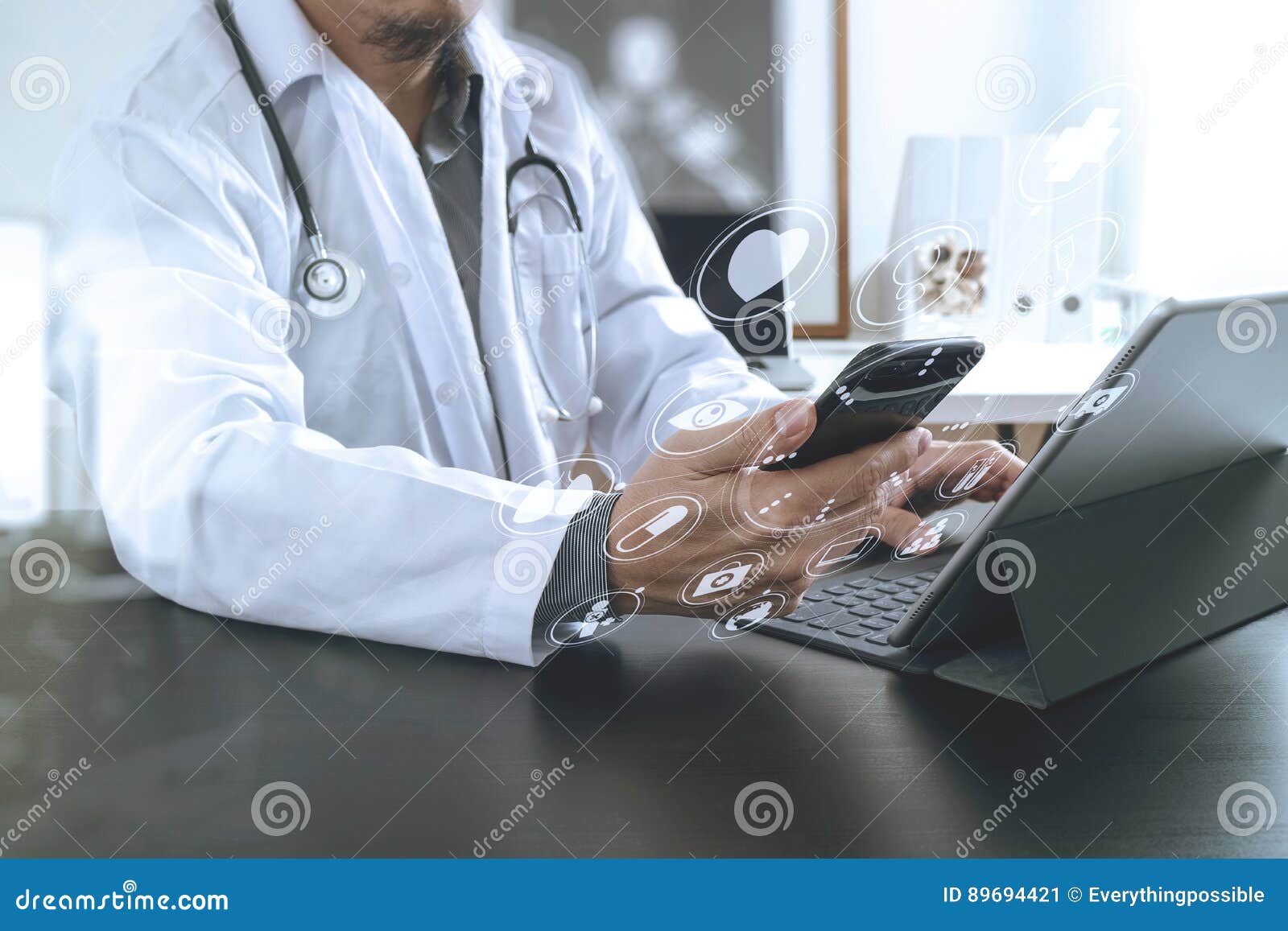 Concetto medico di tecnologia Medico che lavora con lo Smart Phone e. Concetto medico di tecnologia Aggiusti il lavoro con lo Smart Phone e lo stetoscopio ed il computer digitale della compressa in ufficio moderno all'ospedale con le icone grafiche digitali virtuali diagram