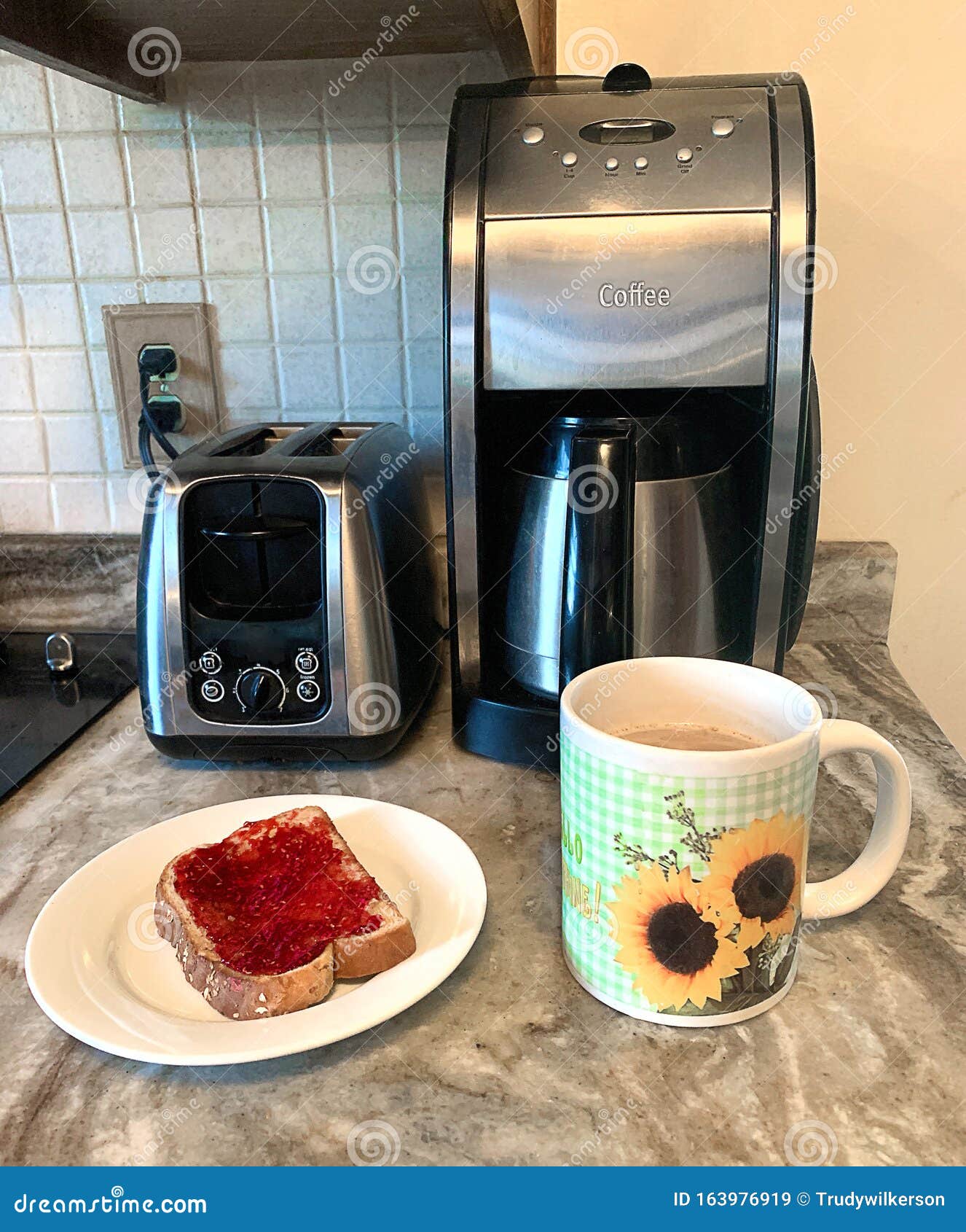 Concetto, Tazza Di Caffè E Toast Con Marmellata Di Fronte a Coffee Maker E  Tostapane Immagine Stock - Immagine di bevanda, macchina: 163976919