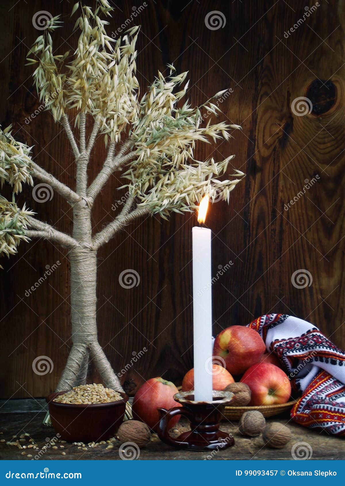 Auguri Di Natale Ucraino.Concetto Ucraino Di Natale Per La Cartolina D Auguri Composizione Del Didukh Di Simbolo Di Natale Candela Bruciante Mele Noci Immagine Stock Immagine Di Gambo Scena 99093457