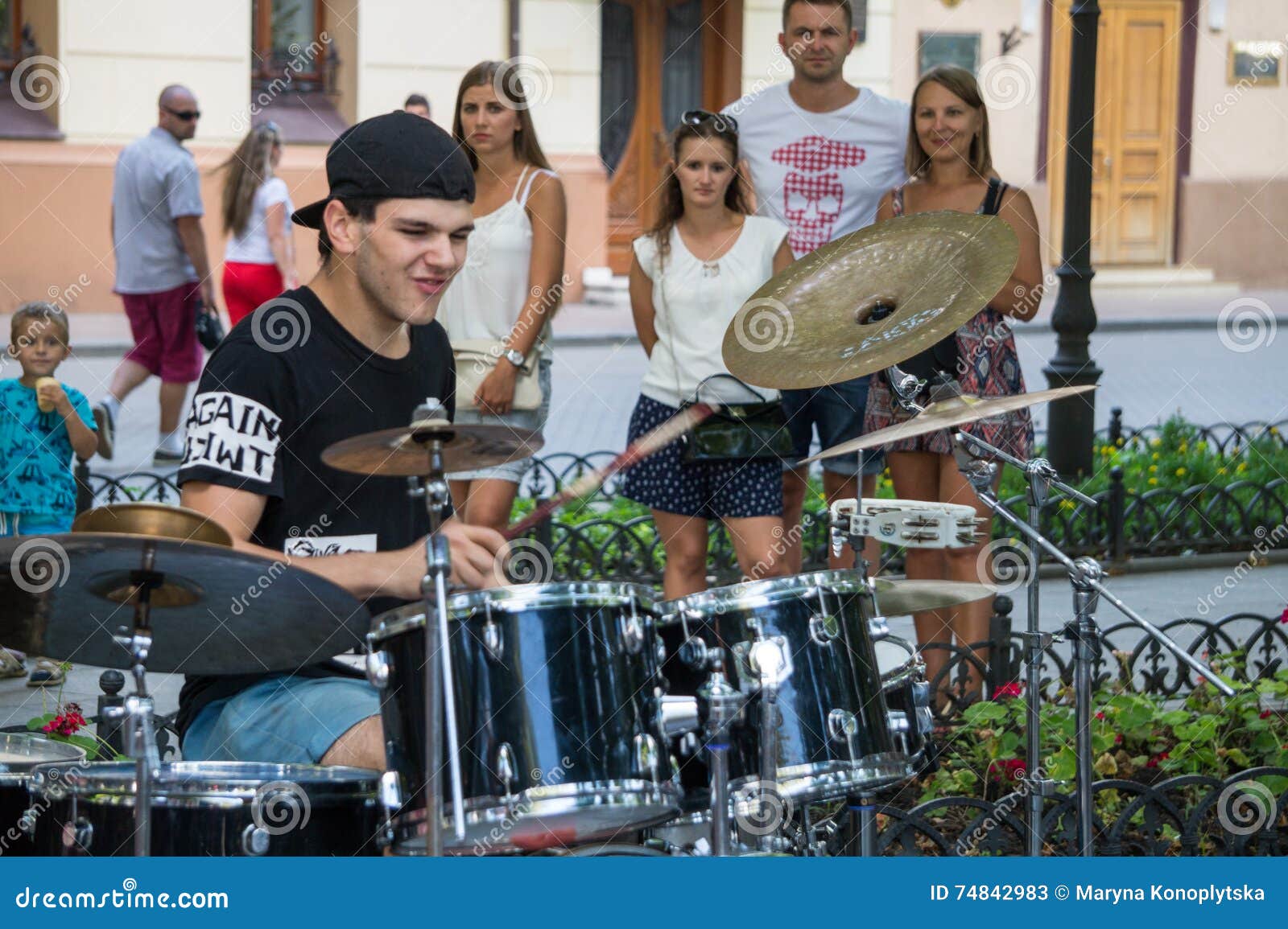 Concierto de la calle de la música de la caridad. Música libre de los juegos del batería joven en la calle Músico de la calle de Odessa, 2016, el 10 de julio, bulevar de Primorsky Atracciones turísticas Odessa, Ucrania