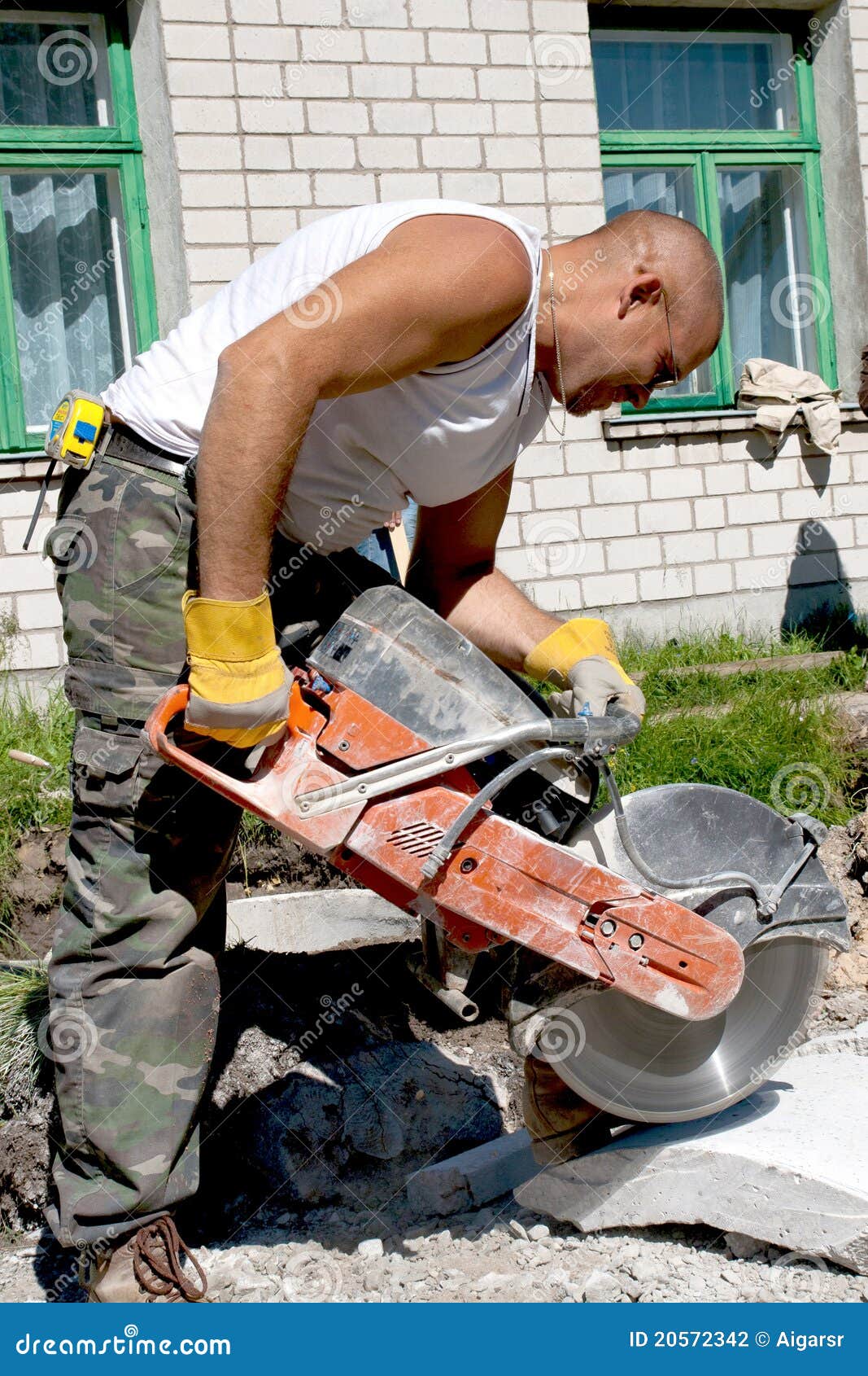 concrete-circular-saw-20572342.jpg