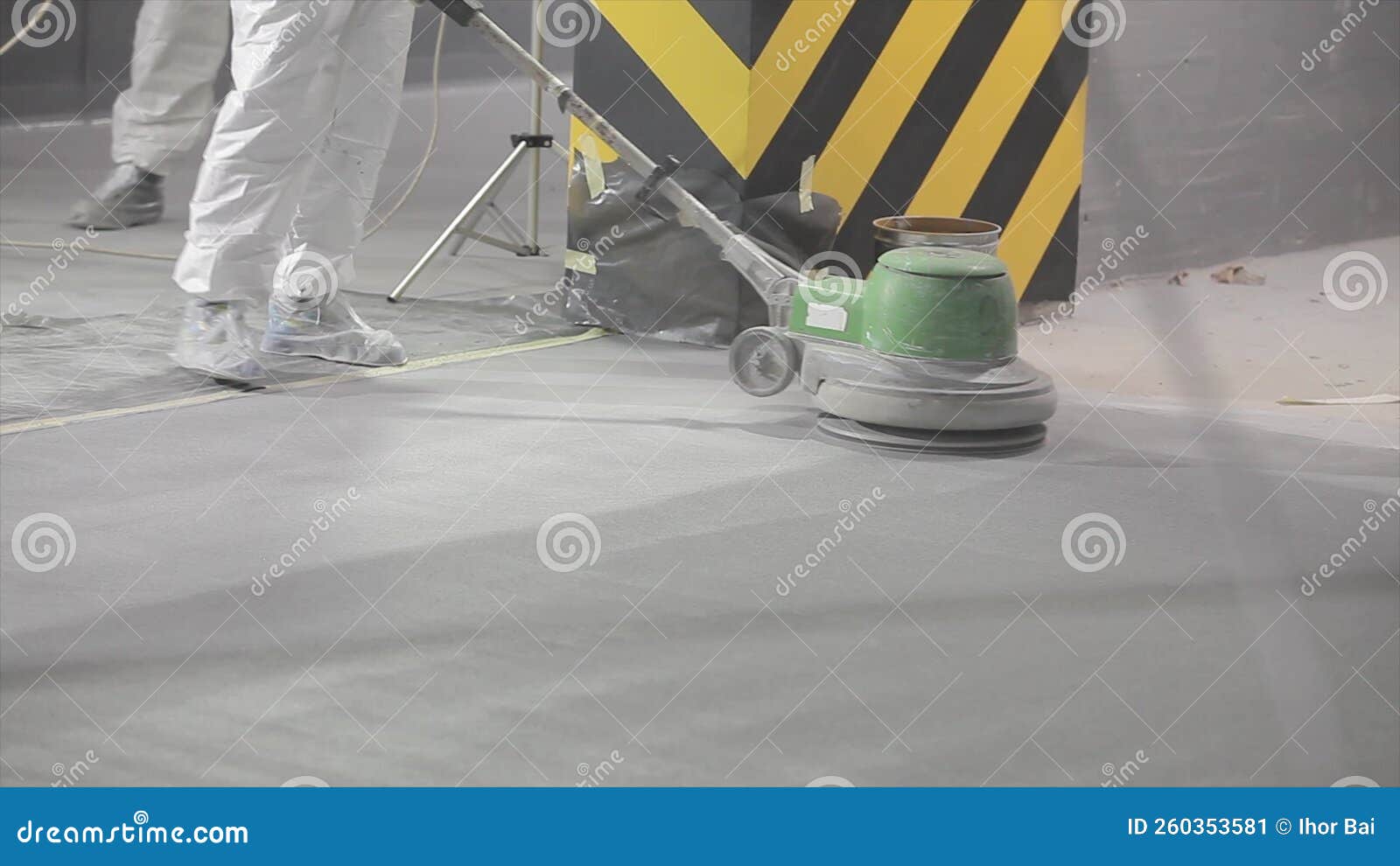 Concrete floor grinding machine