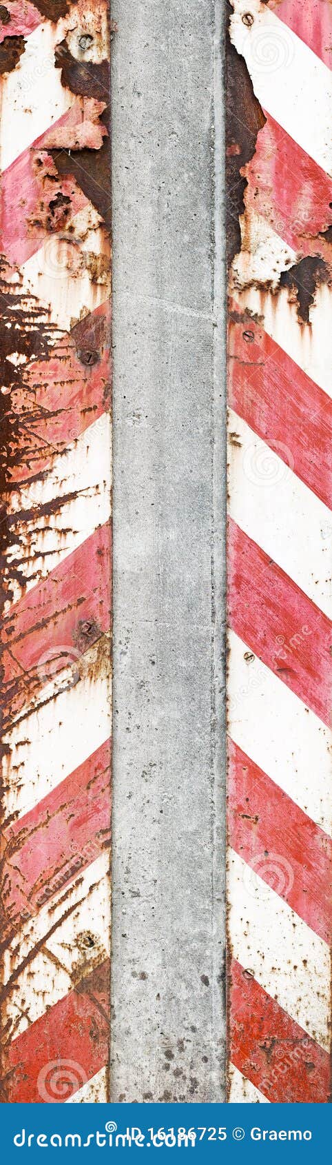 Concrete pijler met waarschuwingsstrepen. Textuur van oude doorstane concrete pijler met roestige waarschuwingsstrepen