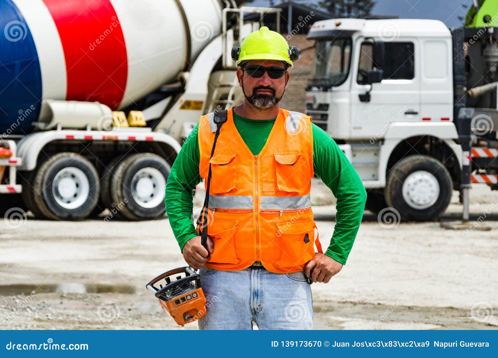 Concrete Pump Operator with Remote Control for Boom Pump Truck at