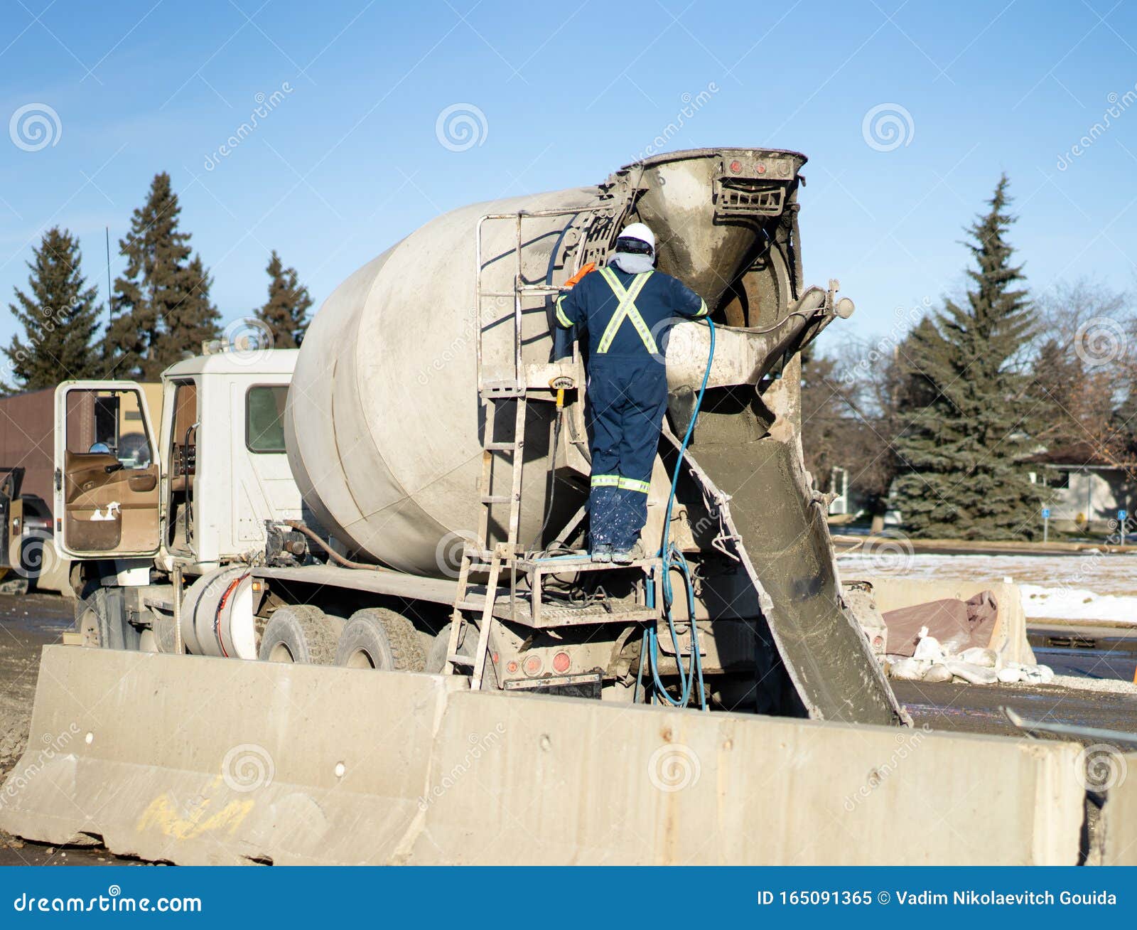 Concrete truck cleaning stock image. Image of street 165091365