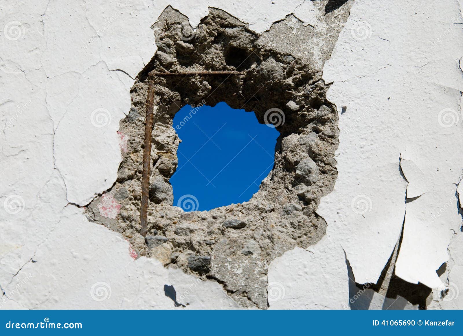 Нашла странную дыру в стене. Дырка в стене. Дыра в бетонной стене. Дыра в стене фон. Пролом в стене.