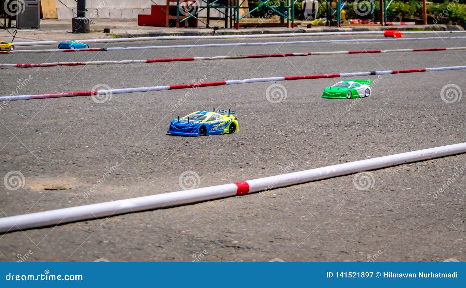 Concurrence à Télécommande De Course De Voiture Sur Le Circuit De Macadam  Photographie éditorial - Image du contrôle, modèle: 141521897