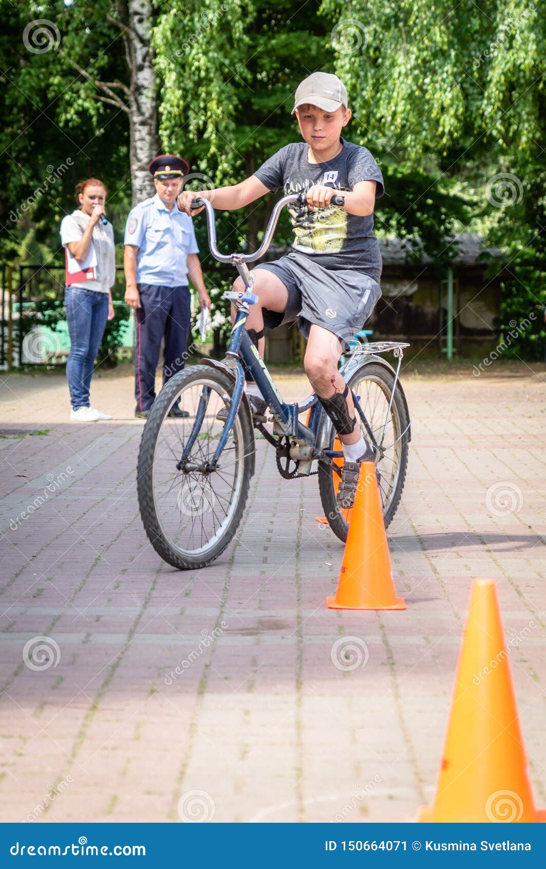 Concurrence-formation dans le recyclage pour de plus jeunes étudiants en Russie centrale En Russie, les écoles, ainsi que la police et l'inspection de route, organisent des concours pour l'équitation compétente des écoliers sur des bicyclettes sur les routes publiques conformément aux règles de la route En concours, les enfants apprennent les qualifications pour commander le vélo sur la route identifiée par des cônes et pour exécuter un certain nombre d'autres exercices Ce tir a été fait pendant le concours organisé dans la région de Kaluga de la Russie centrale sur la base d'une des écoles primaires