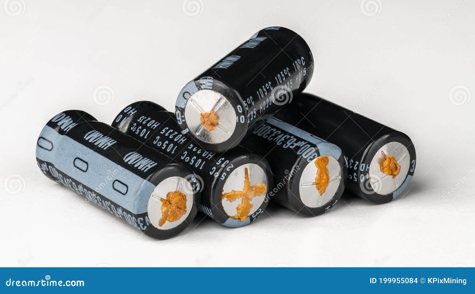 Condensatori Elettrolitici in Alluminio Con Avaria Da Disuso Su Fondo  Bianco Fotografia Stock - Immagine di dispositivo, elettrico: 199955084