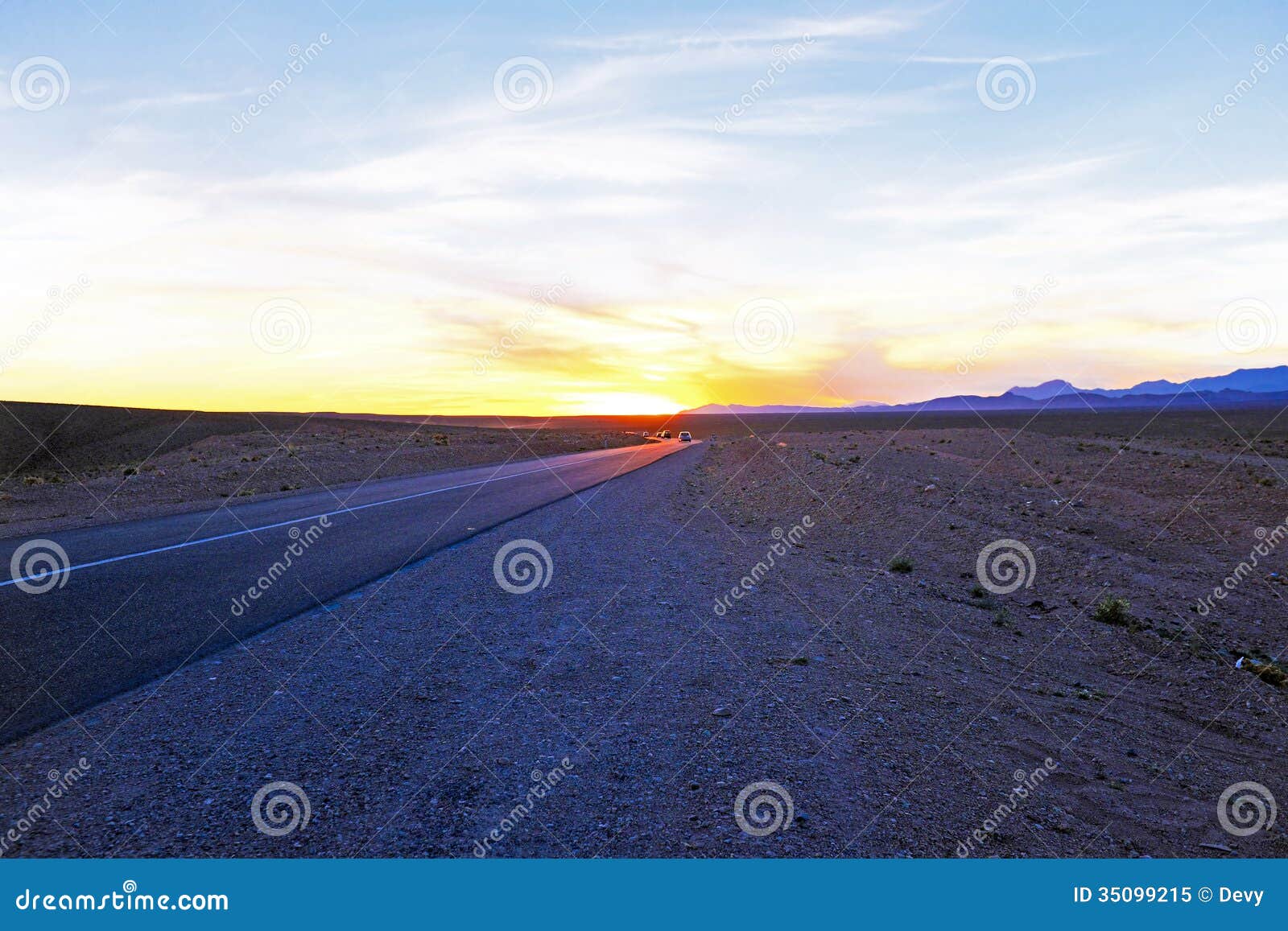 Conducción a través de Sahara Desert Morocco. Conducción a través de Sahara Desert en Marruecos en la puesta del sol