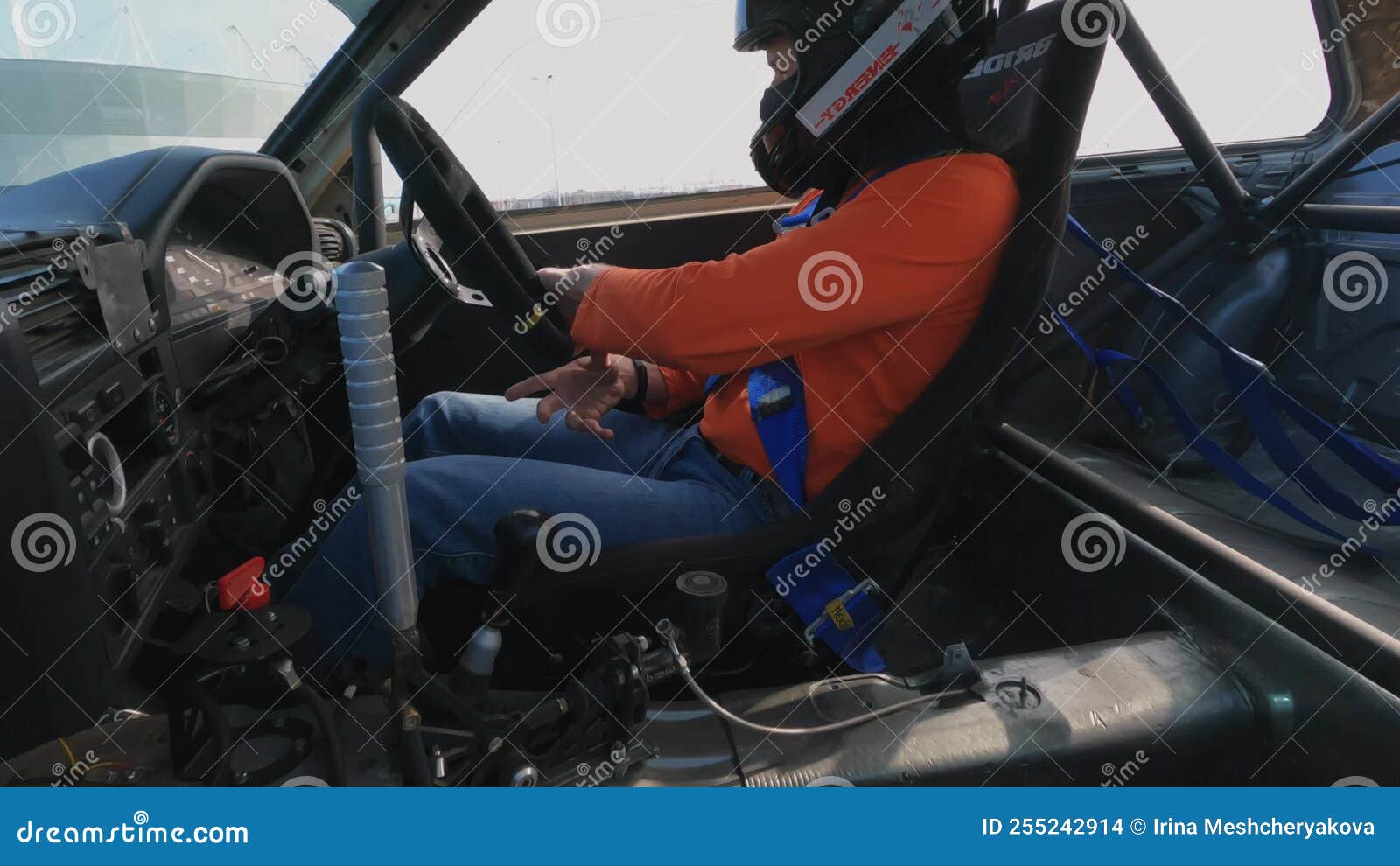 Conducteur Dans Casque De Sport à L'intérieur De La Cabine Tours Volant Du  Volant De Voiture Entre à La Dérive Tour Banque De Vidéos - Vidéo du  chassoir, véhicule: 255242914