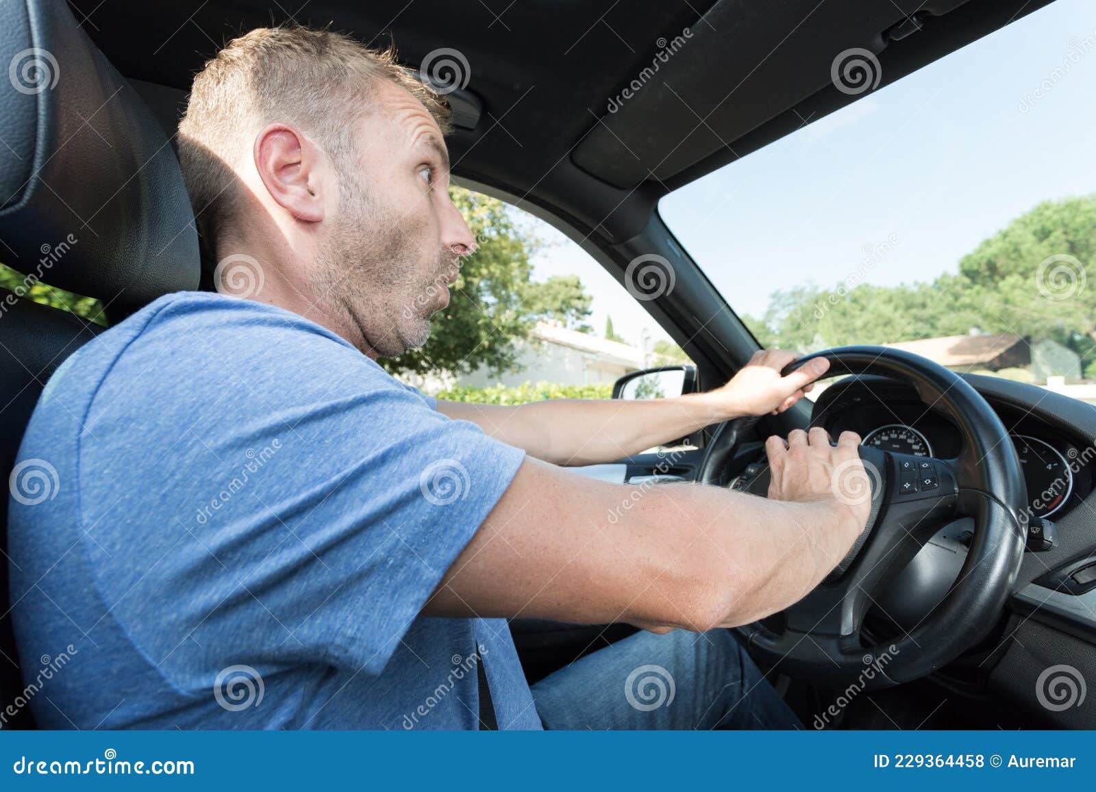 Conducteur Mâle Surpris Klaxonner Klaxon Voiture Klaxon Photo stock - Image  du fâché, noir: 229364458