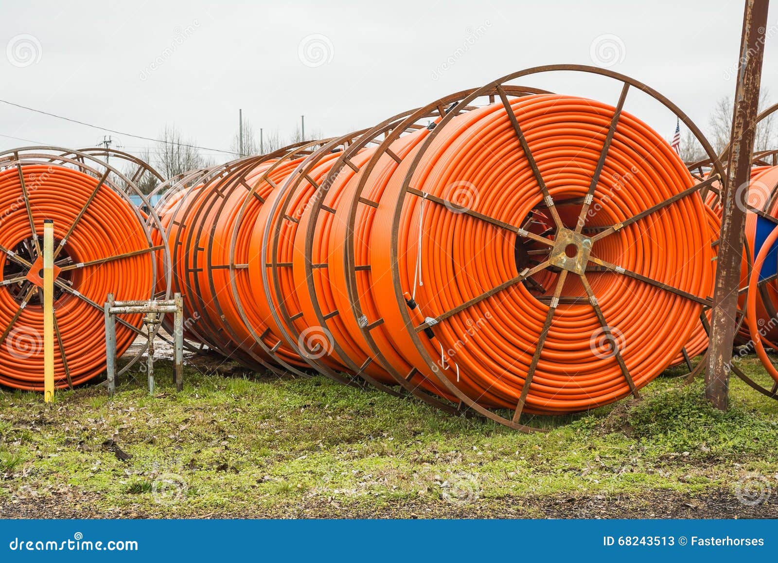 https://thumbs.dreamstime.com/z/conduit-reels-plastic-which-used-telephone-companies-burying-fiber-optic-cables-68243513.jpg