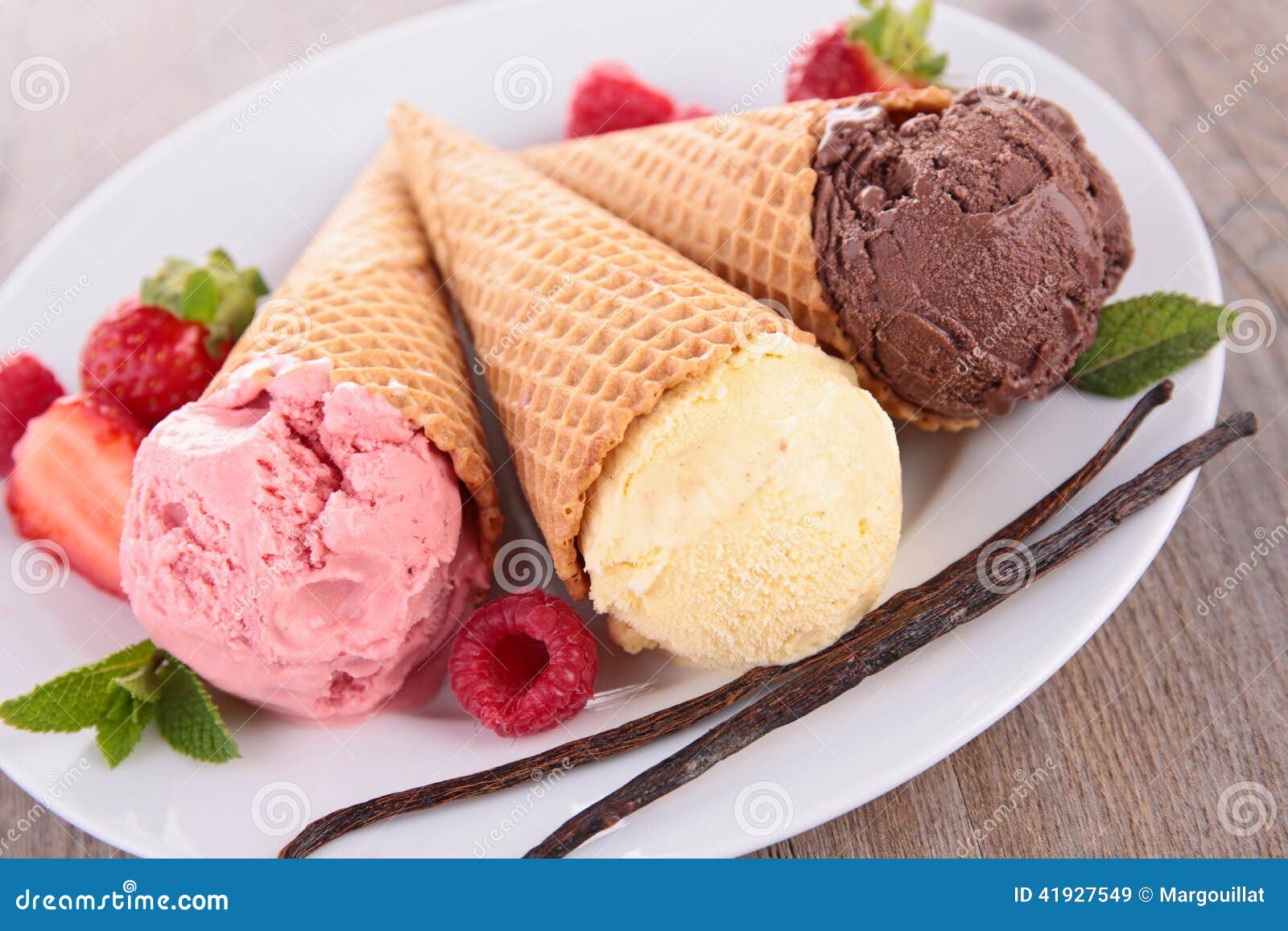 Cone de gelado imagem de stock. Imagem de morango, esfera 41927549