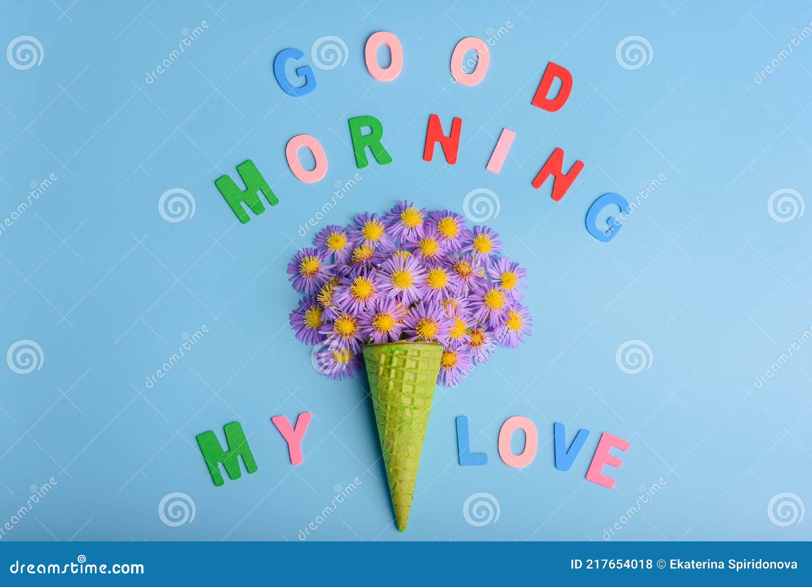 Cone De Waffle Com Flores Em Fundo Azul Foto de Stock - Imagem de conceito, cone: 217654018 Cone De Waffle Com Flores Em Fundo Azul Foto de Stock - Imagem de conceito, cone: 217654018
