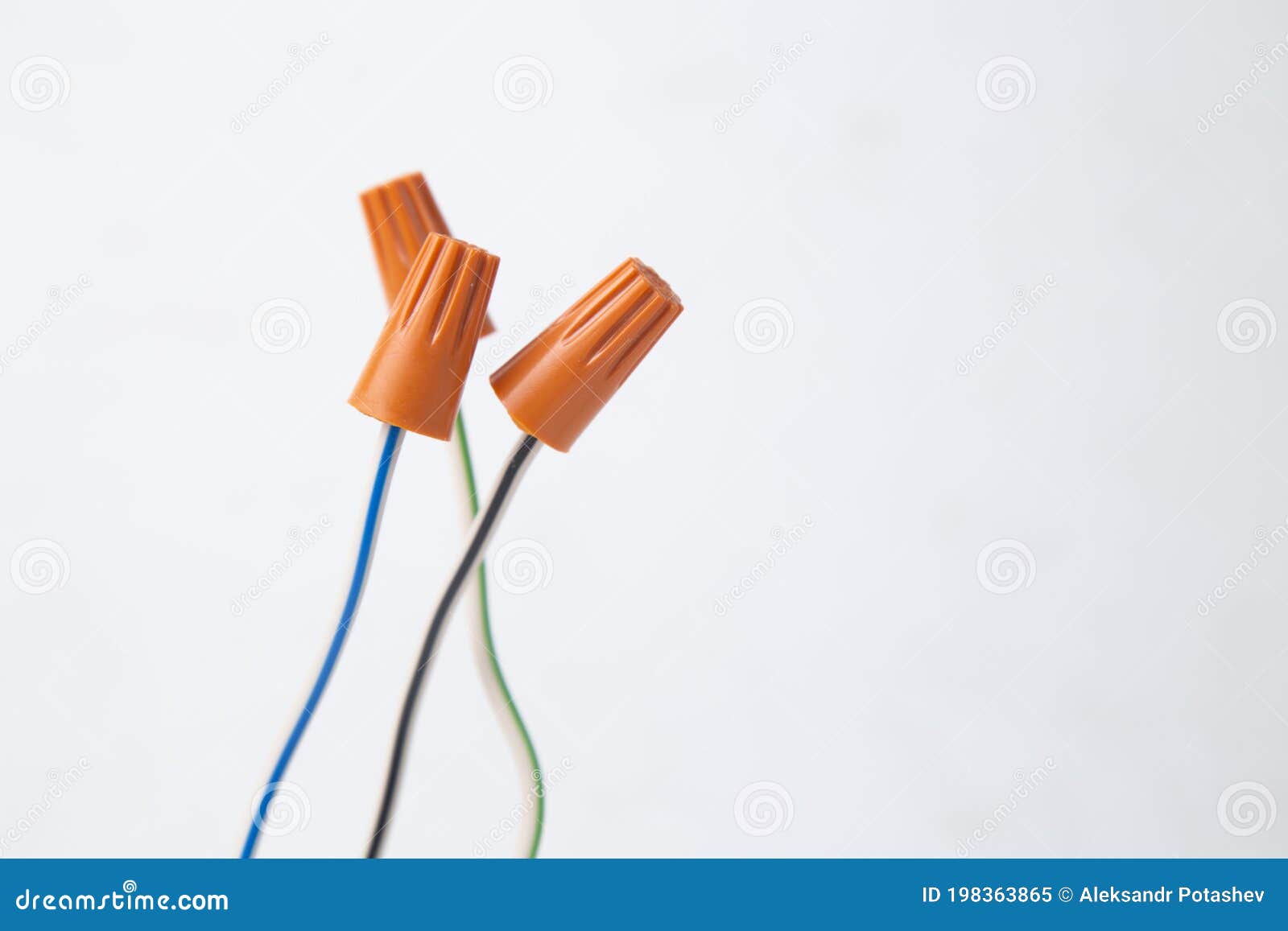 Conectores Para Conectar Cables Eléctricos. Equipos Eléctricos Y  Herramientas Imagen de archivo - Imagen de electricista, cobre: 198363865