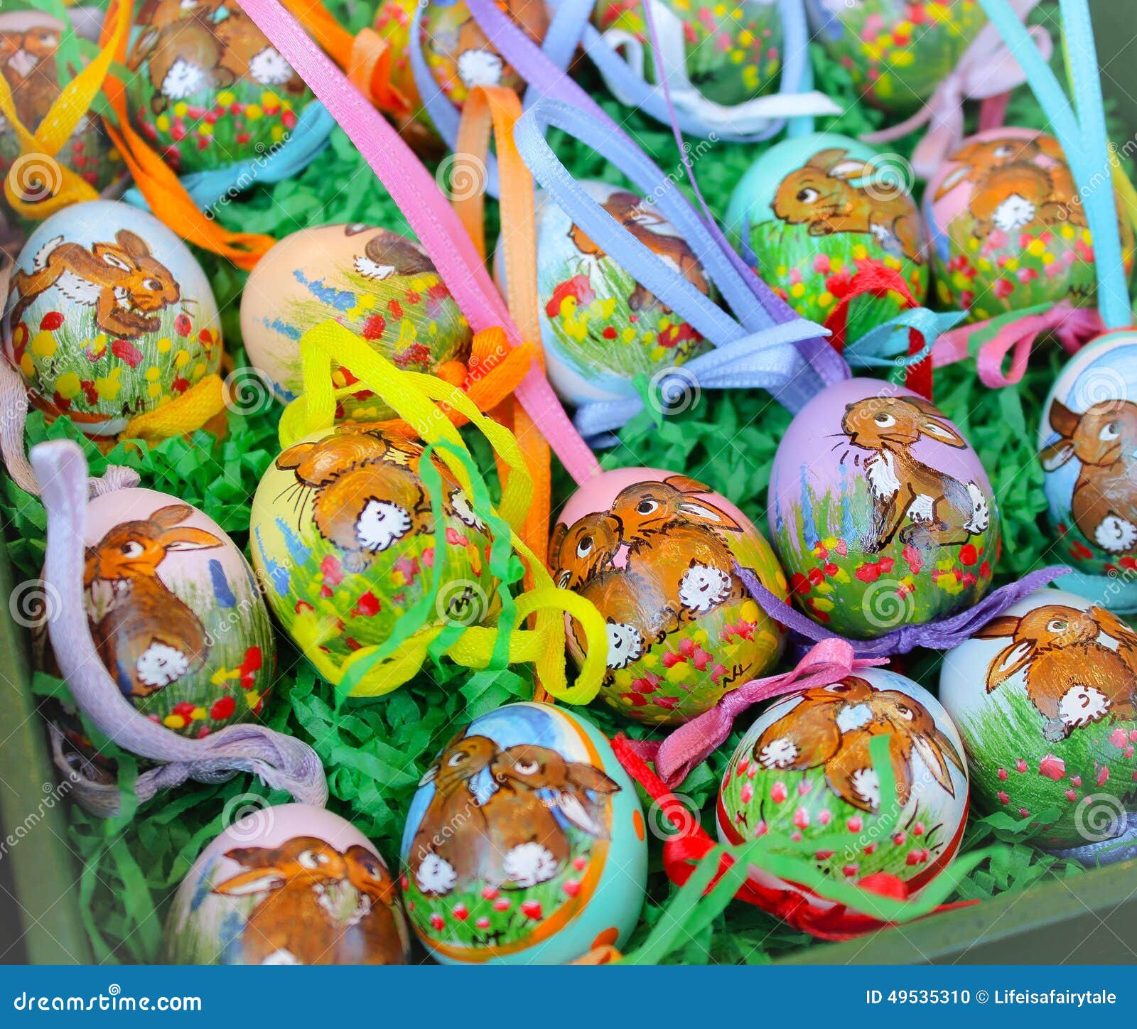 Conejito del huevo de Pascua hecho a mano. Decoración del día de fiesta de la celebración de la primavera de la pintura