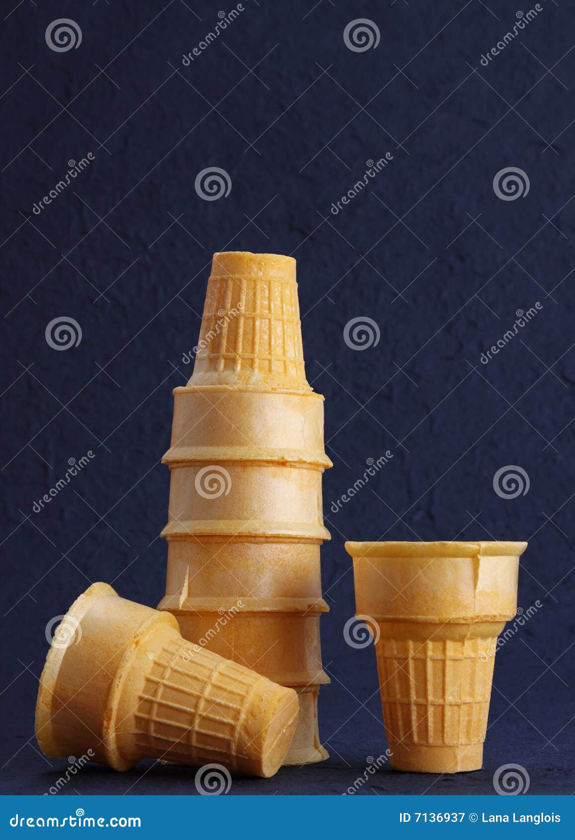 Cones da bolacha imagem de stock. Imagem de amarelo, creme 7136937