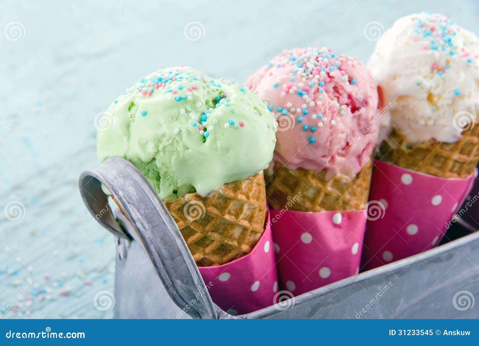 Cones de gelado deliciosos imagem de stock. Imagem de congelado 31233545