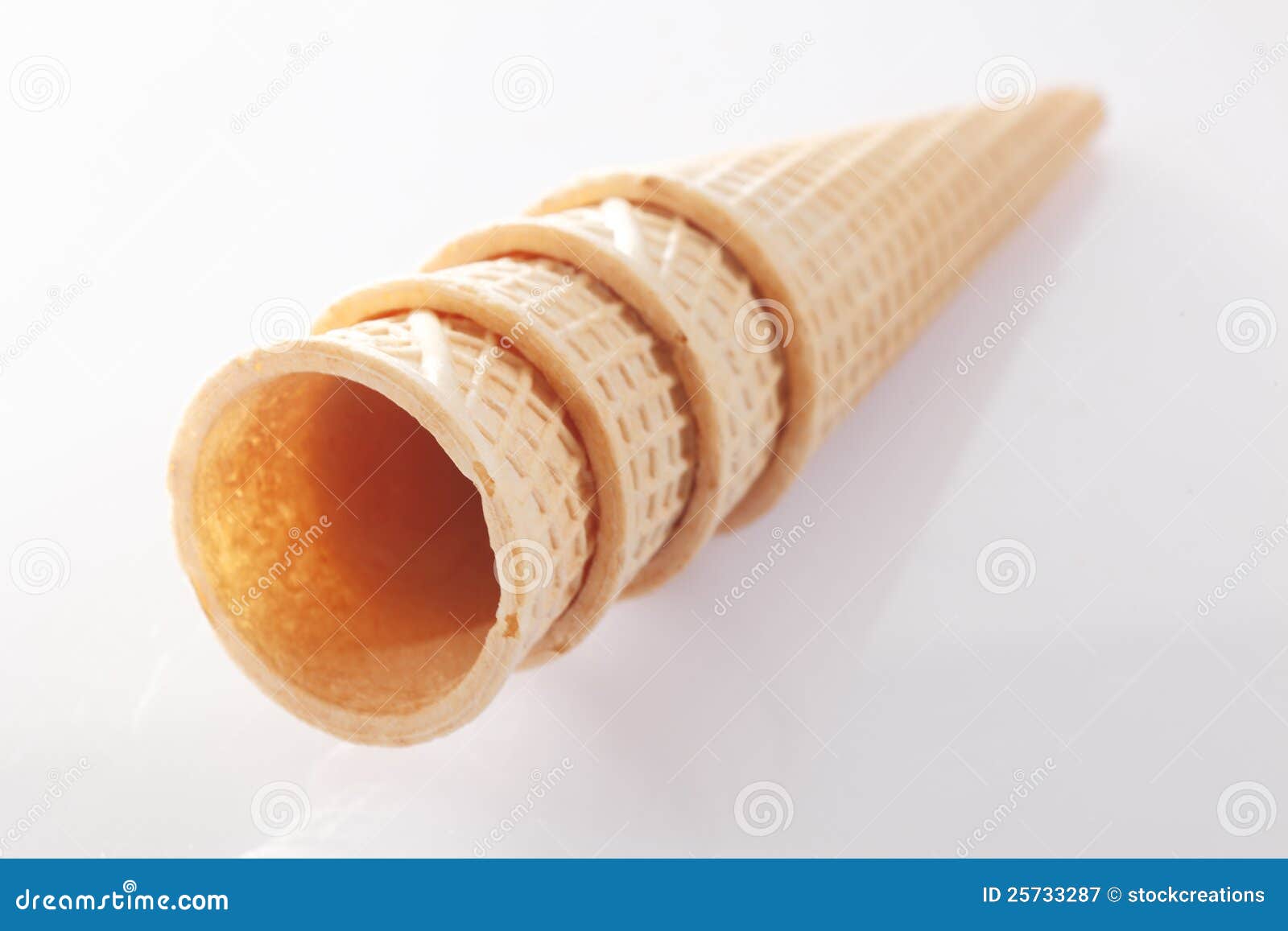 Cones de gelado pequenos imagem de stock. Imagem de gelo 25733287