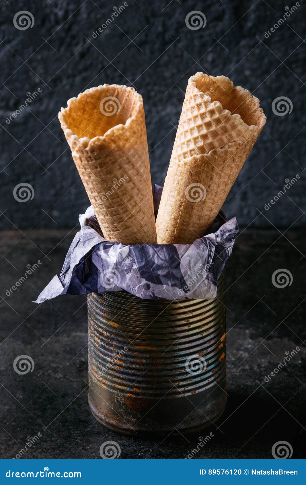 Cones Do Waffle Para O Gelado Foto de Stock Imagem de objeto, lanche