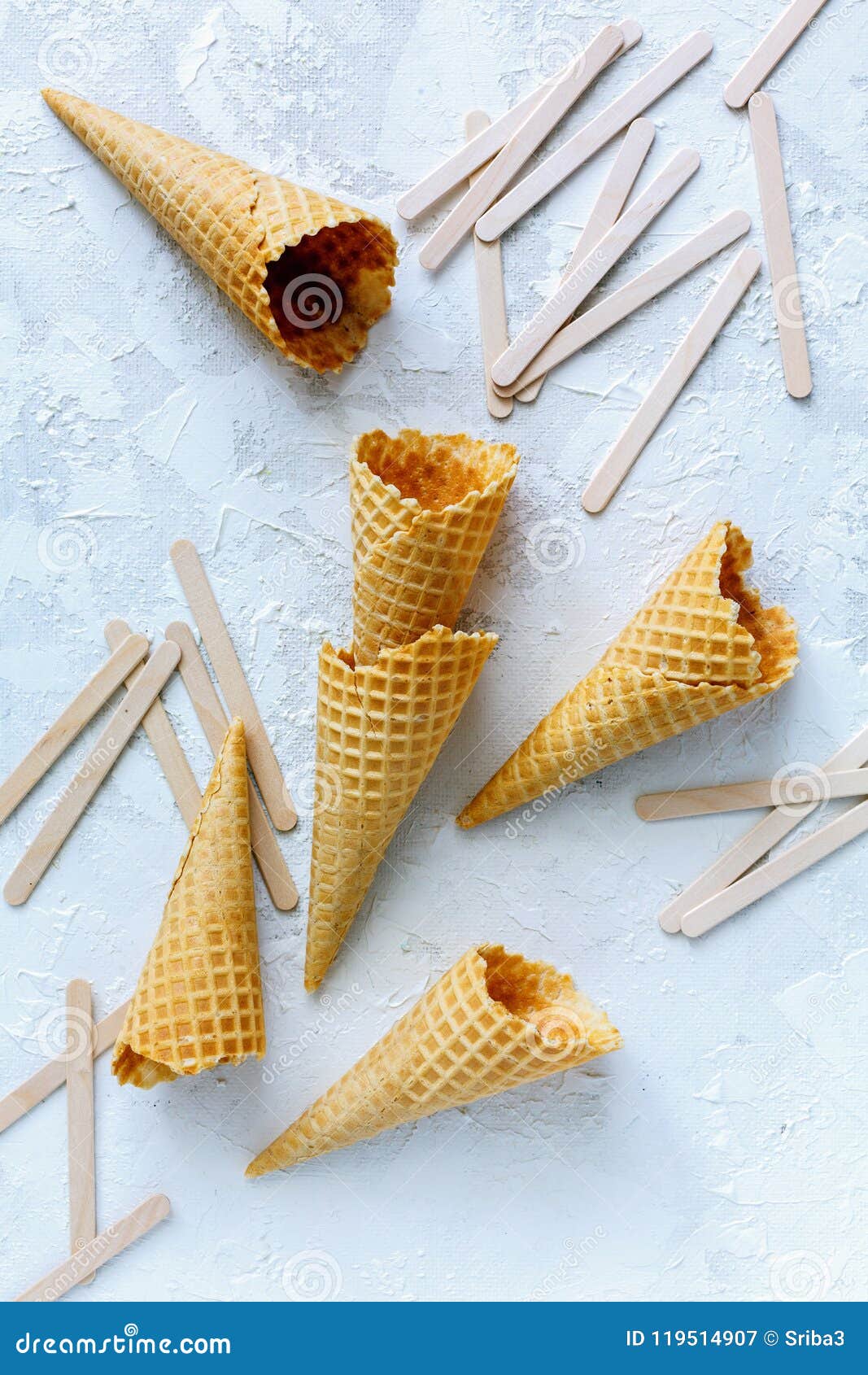 Cones E Varas Do Waffle Para O Gelado Imagem de Stock Imagem de doce
