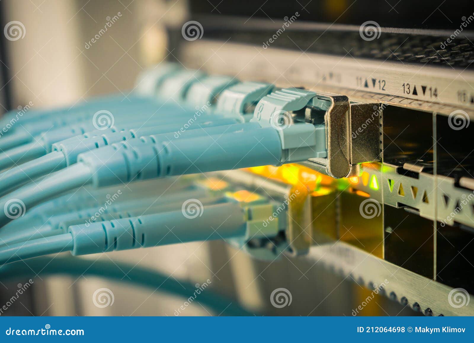 Los Cables De Fibra óptica Están Conectados a Las Interfaces