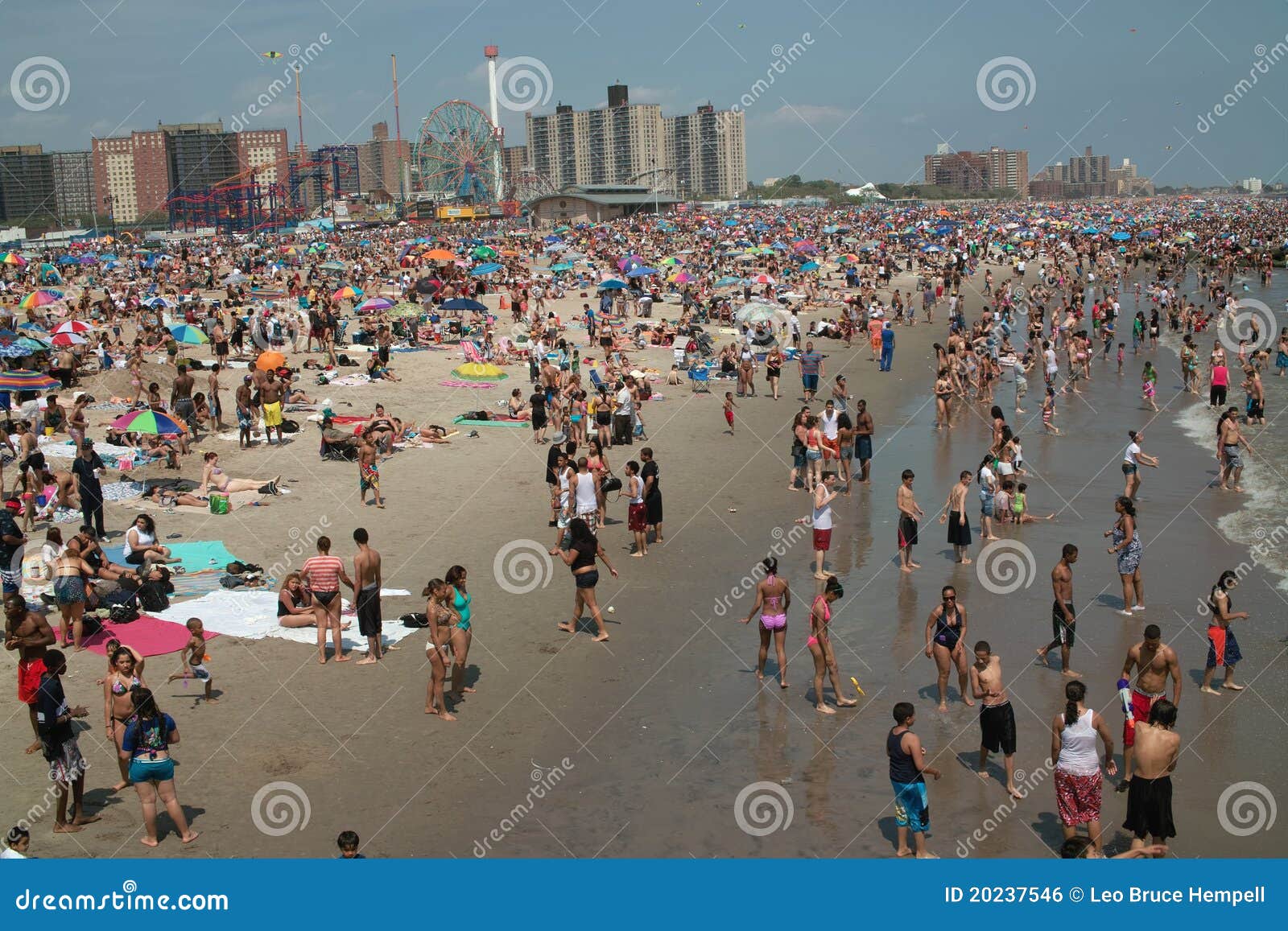 Coney Island Beach Weekend NYC USA Editorial Photo - Image of brooklyn,  keeping: 20237546, image size:1600x1157