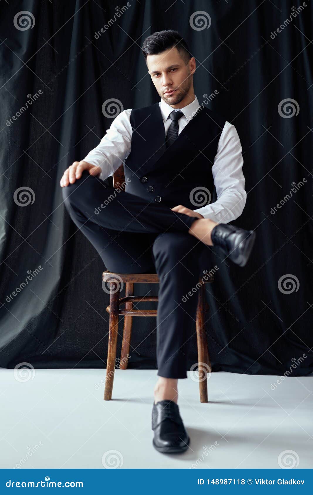 17 Male Poses For Portrait Photography | Photo Shoot Poses