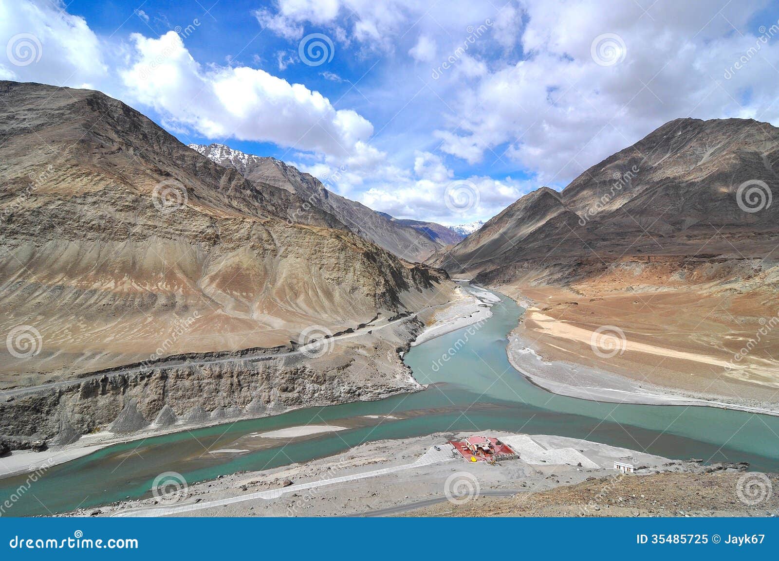 confluence of rivers indus and zanskar