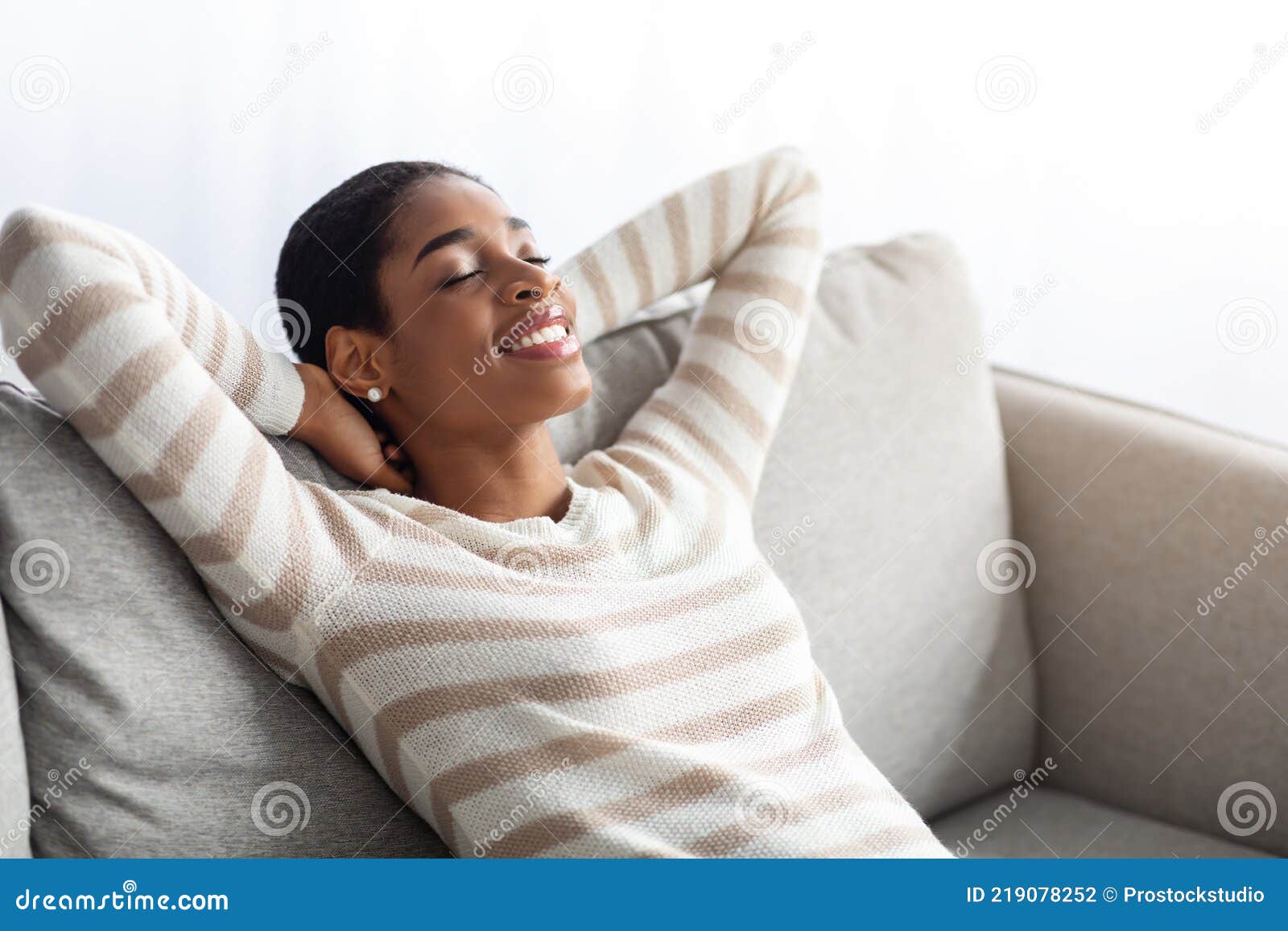 Sorriso relaxado e retrato de menina negra e tablet no chão da