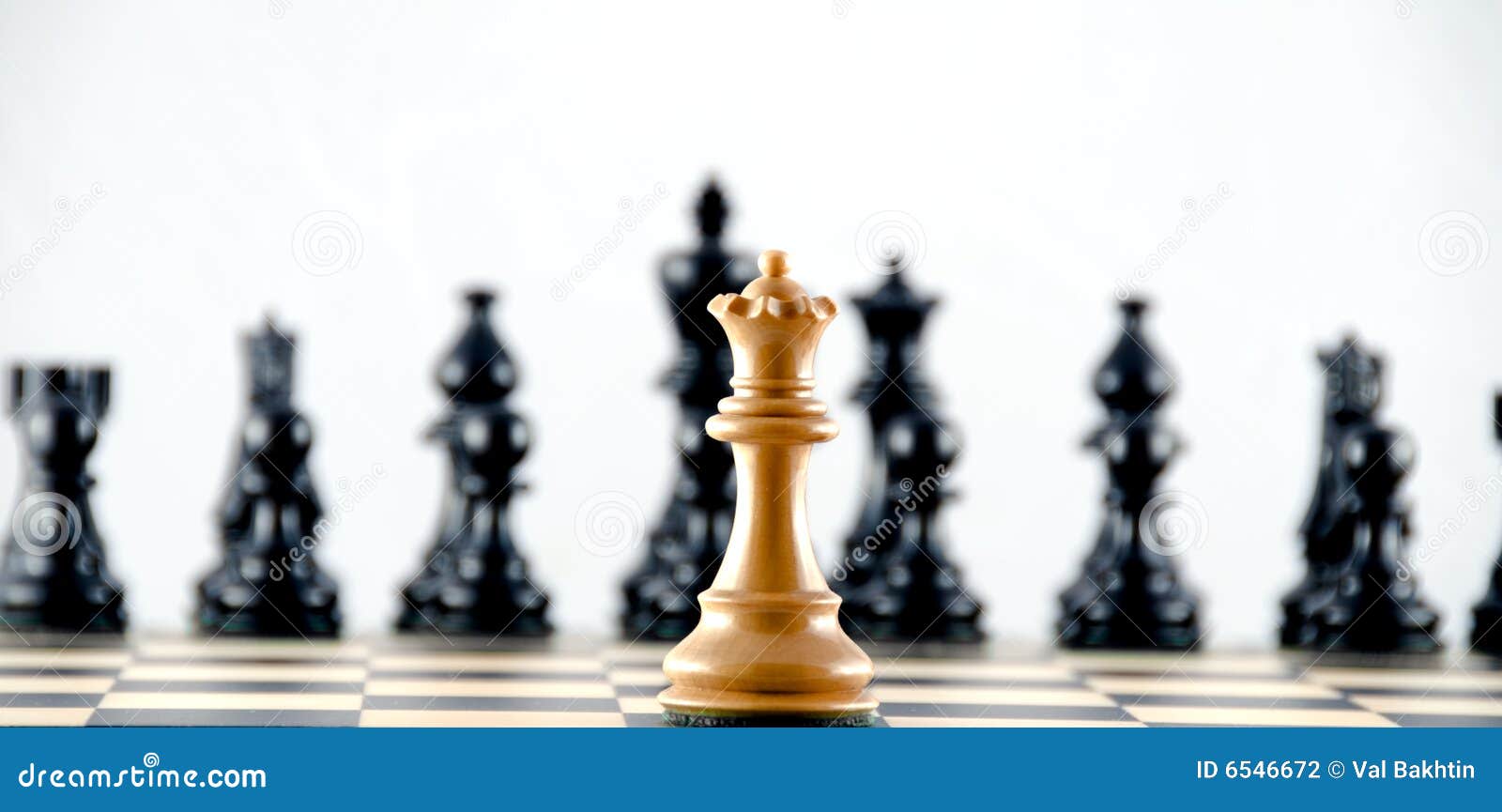 2+ Hundred Chess Confrontation Focus Queen Royalty-Free Images, Stock  Photos & Pictures