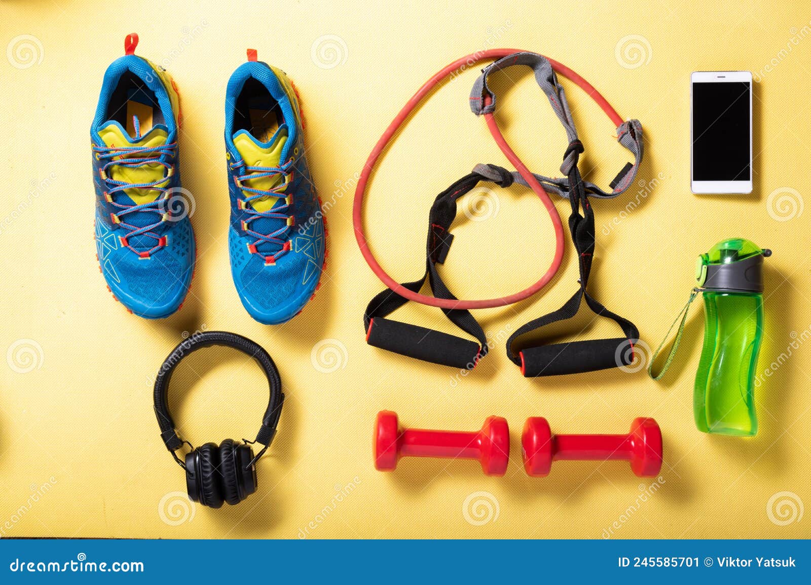 Conjunto De Accesorios De Fitness Para Entrenamiento En Casa. Entrenamiento  En Casa Y Fitness. Fondo Amarillo Brillante Imagen de archivo - Imagen de  centro, salud: 245585701