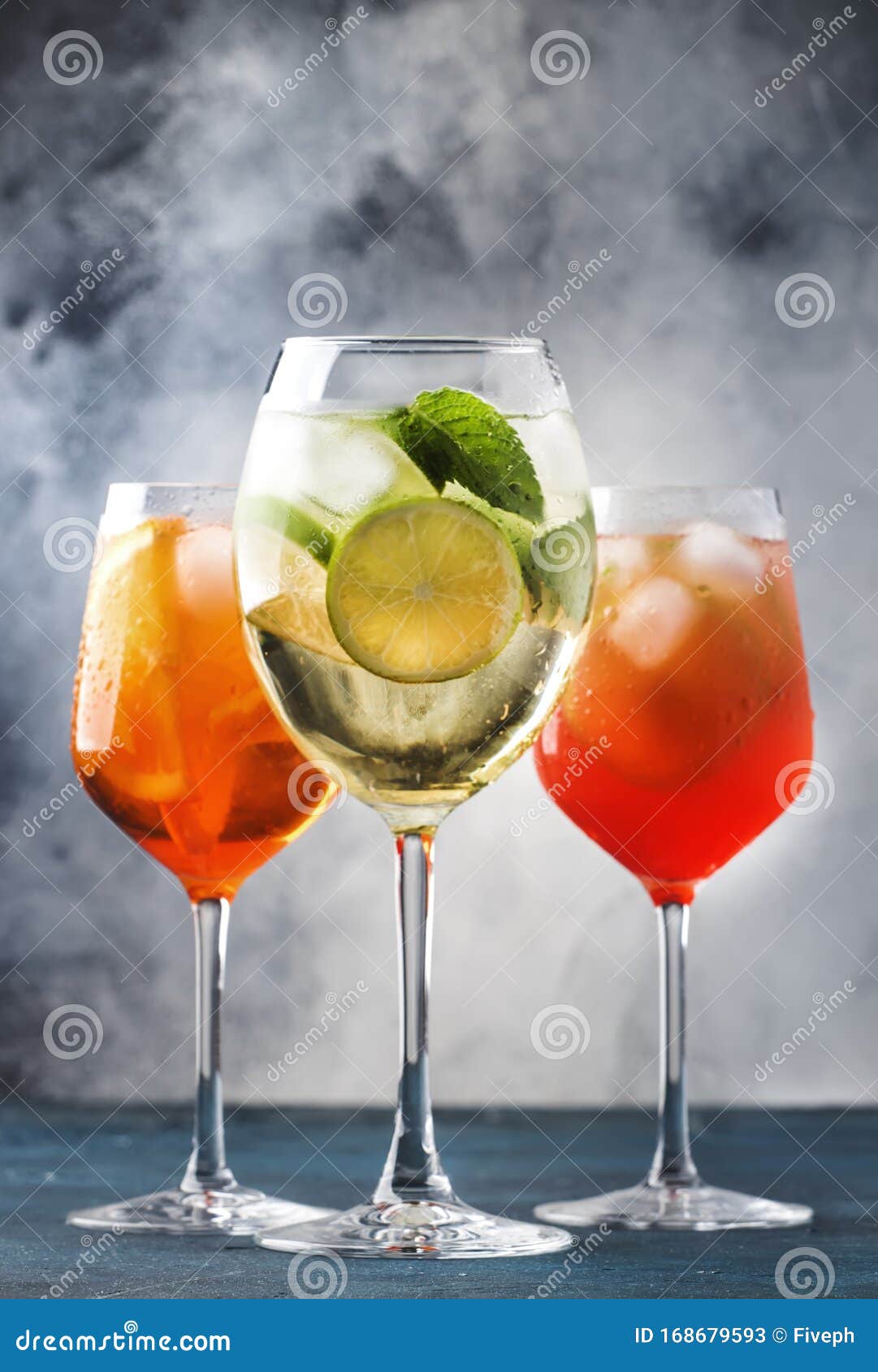Conjunto De Cócteles Alcohólicos Italianos De Verano, Aperol Spritz, Martini Royale, Campari Tonic Con Amargos Y Prosecco En Imagen de archivo - Imagen de martini, cocteles: 168679593